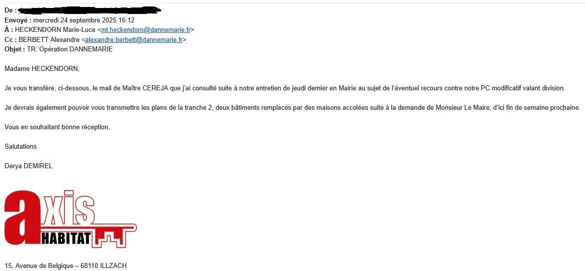 Logo de l'association 'axis HABITAT' en bas à gauche, avec une illustration de bâtiments en rouge et noir, sur fond blanc.