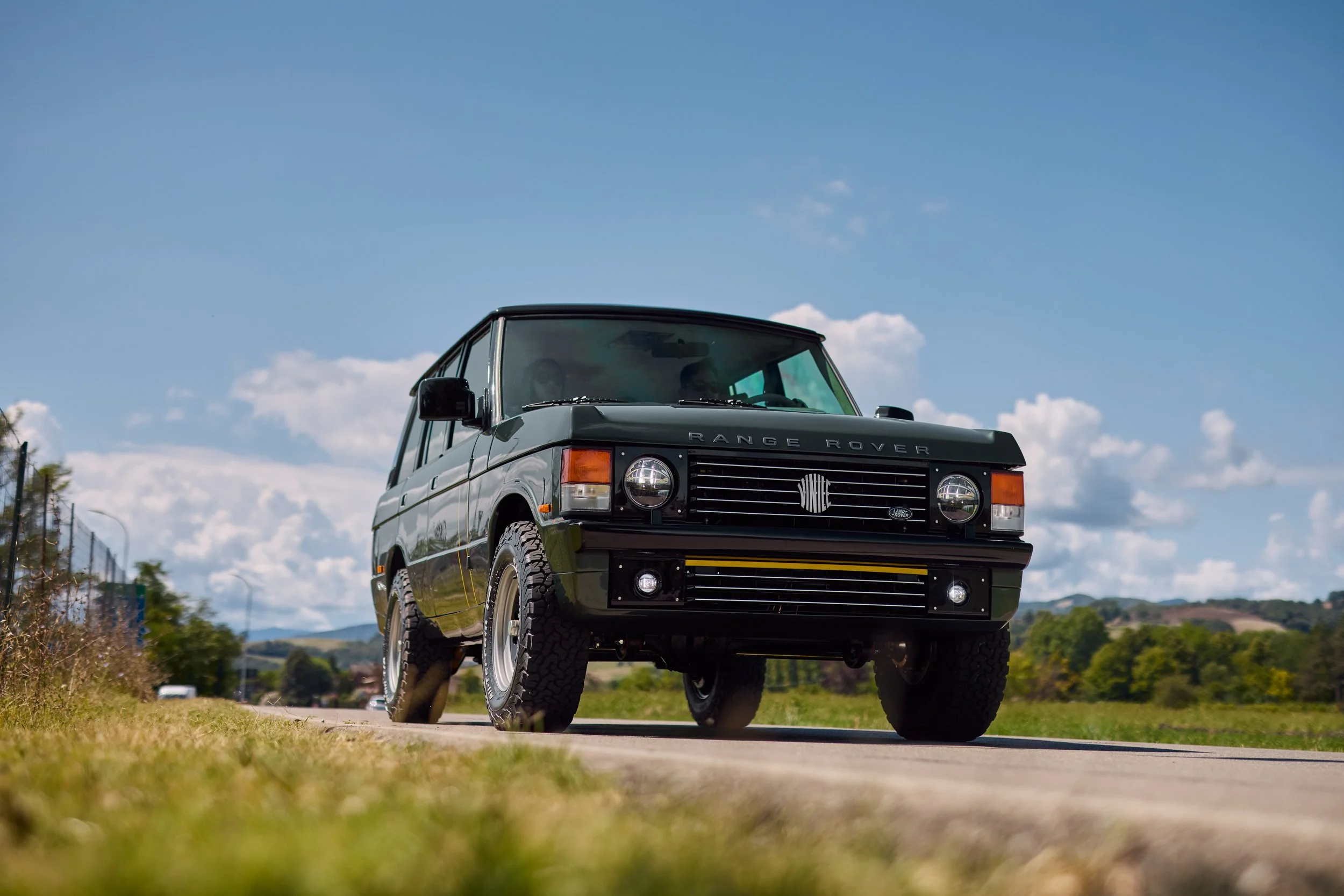THE FIRST “REMASTERED” RANGE ROVER CLASSIC HITS THE ROAD IN MARANELLO.
