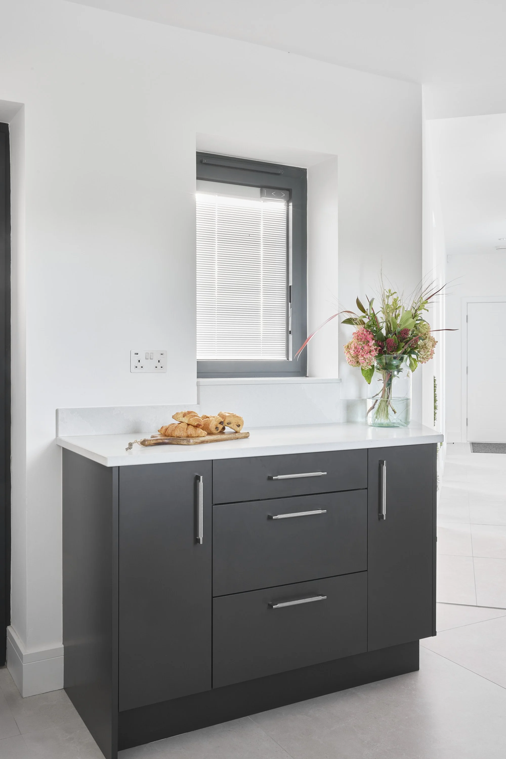 1909 Slab_Graphite_Rowland Garth_Jolly Kitchens_0196_Low Res.jpg