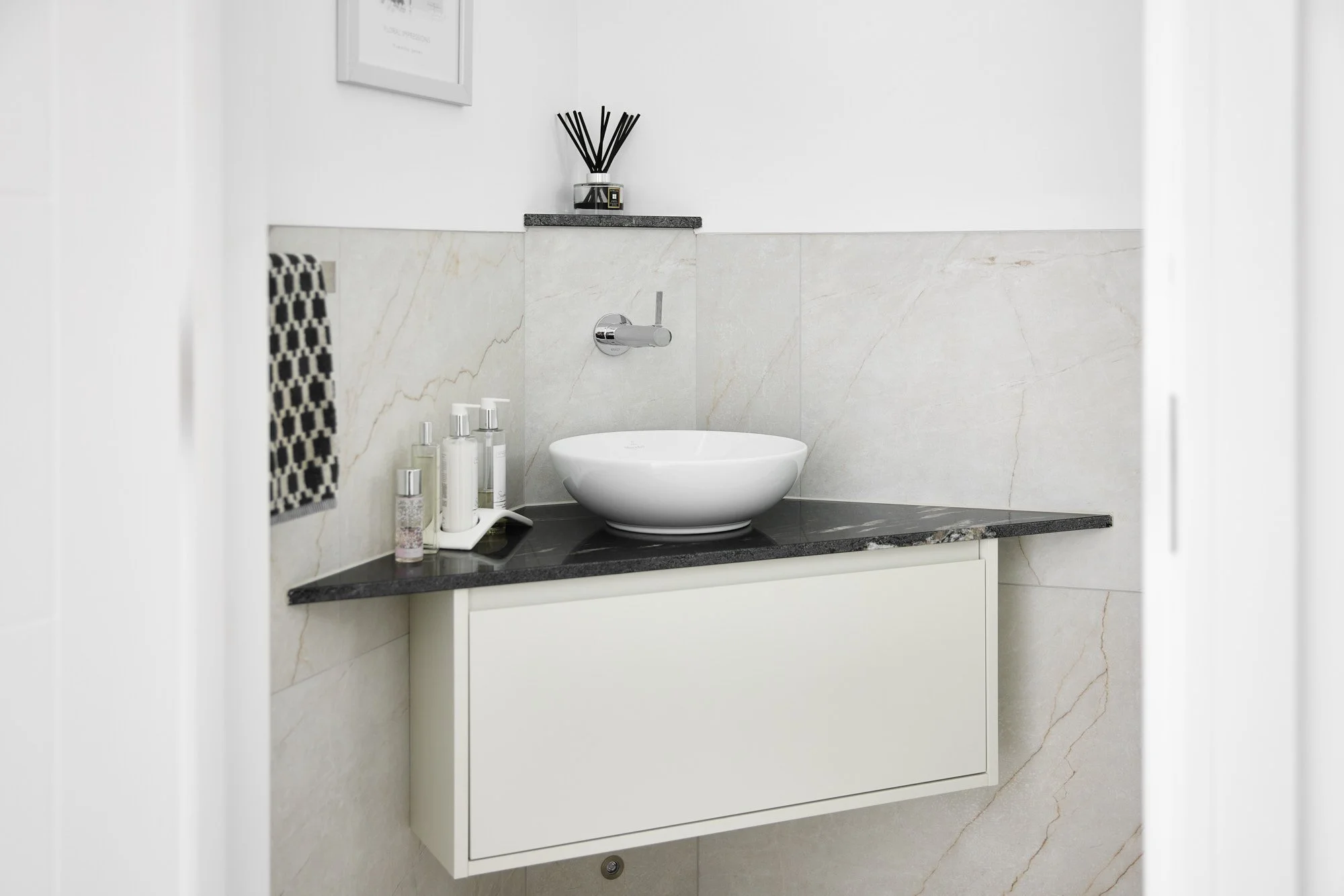 1909 Slab_Graphite_Rowland Garth_Jolly Kitchens_0225_Low Res.jpg