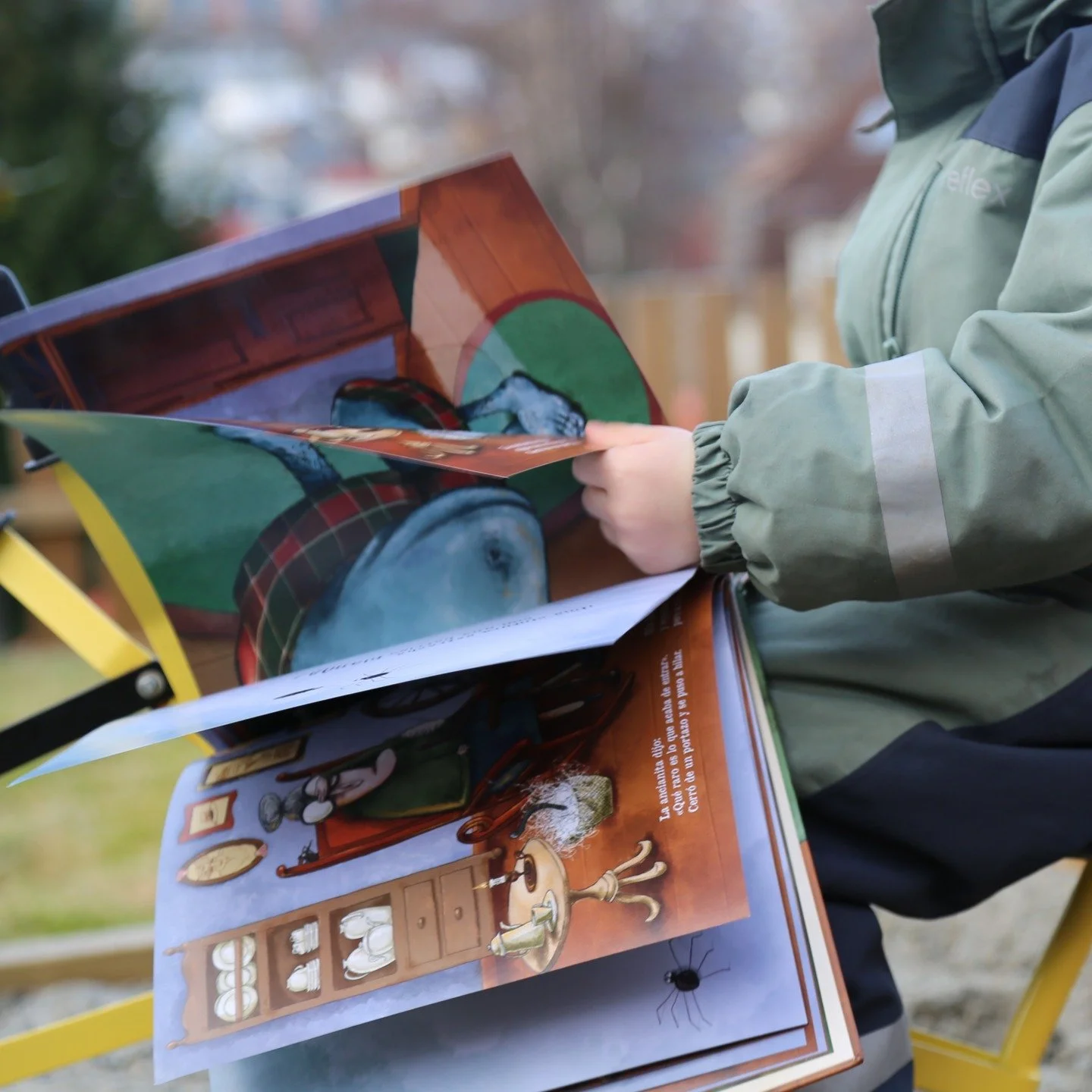 Etter en lang periode med frost, er endelig sandkassen &aring;pnet og klar for b&aring;de graving... og lesing 🤭 #leselyst #bildebok #boktipsforbarn #barnefamilie #barnehagelivet #godebarneb&oslash;ker