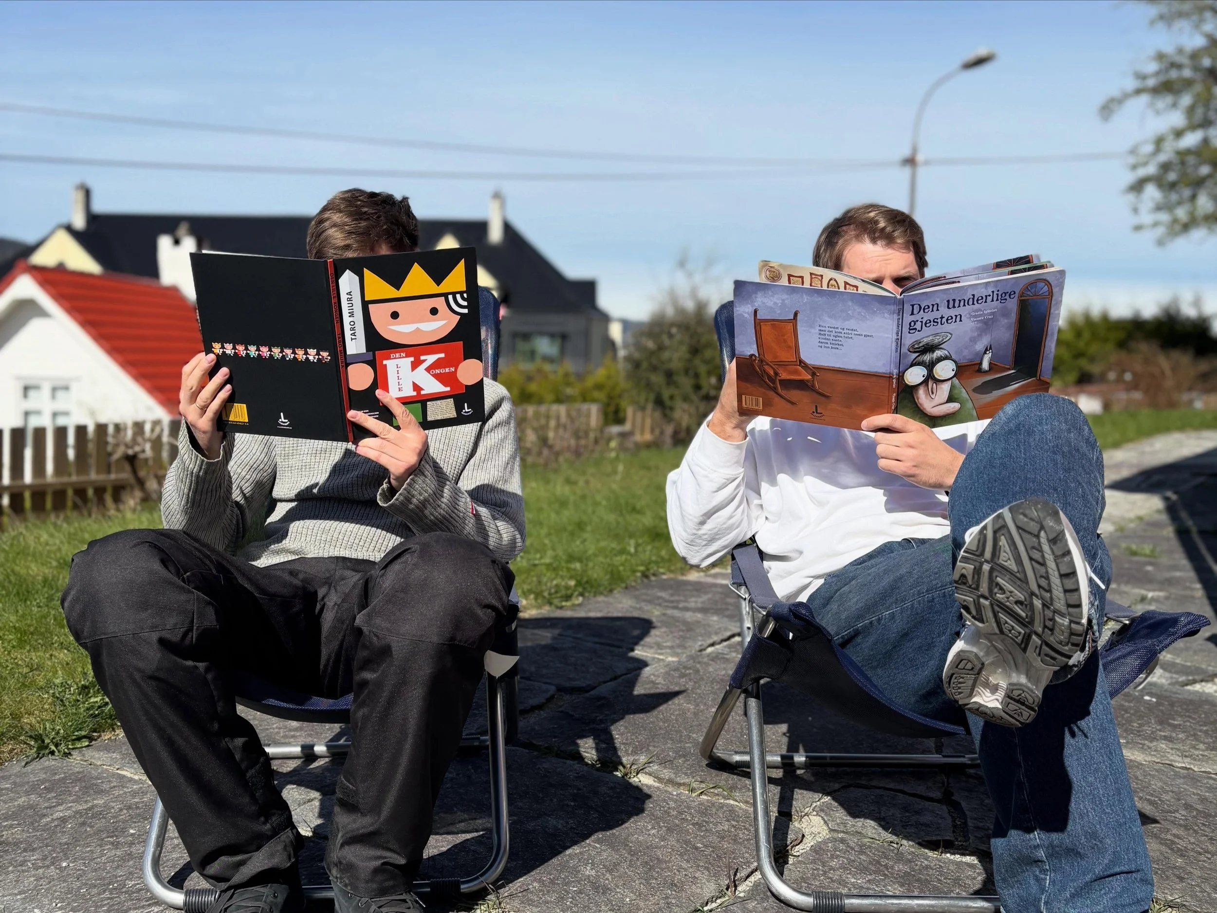 Litt av en leseopplevelse! Et par skikkelig gode barneb&oslash;ker slukes av et par skikkelig voksne mennesker. #oversattlitteratur #bildebok #denlillekongen #denunderligegjesten #nettbutikkforbarn