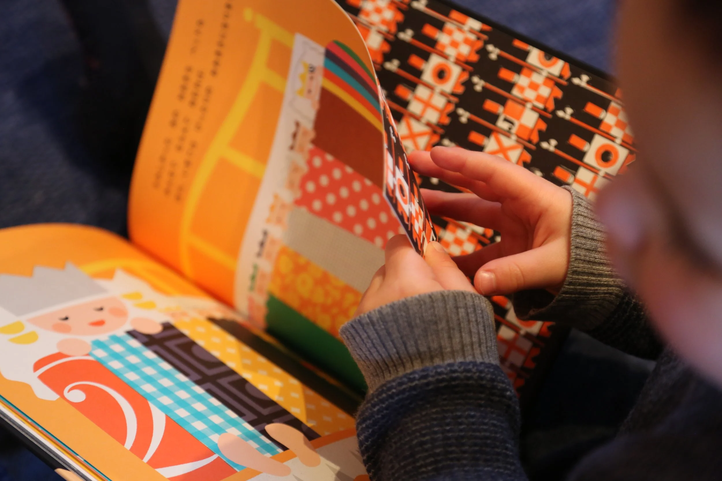 Barn blar i fargerik bok fra Leseknatt