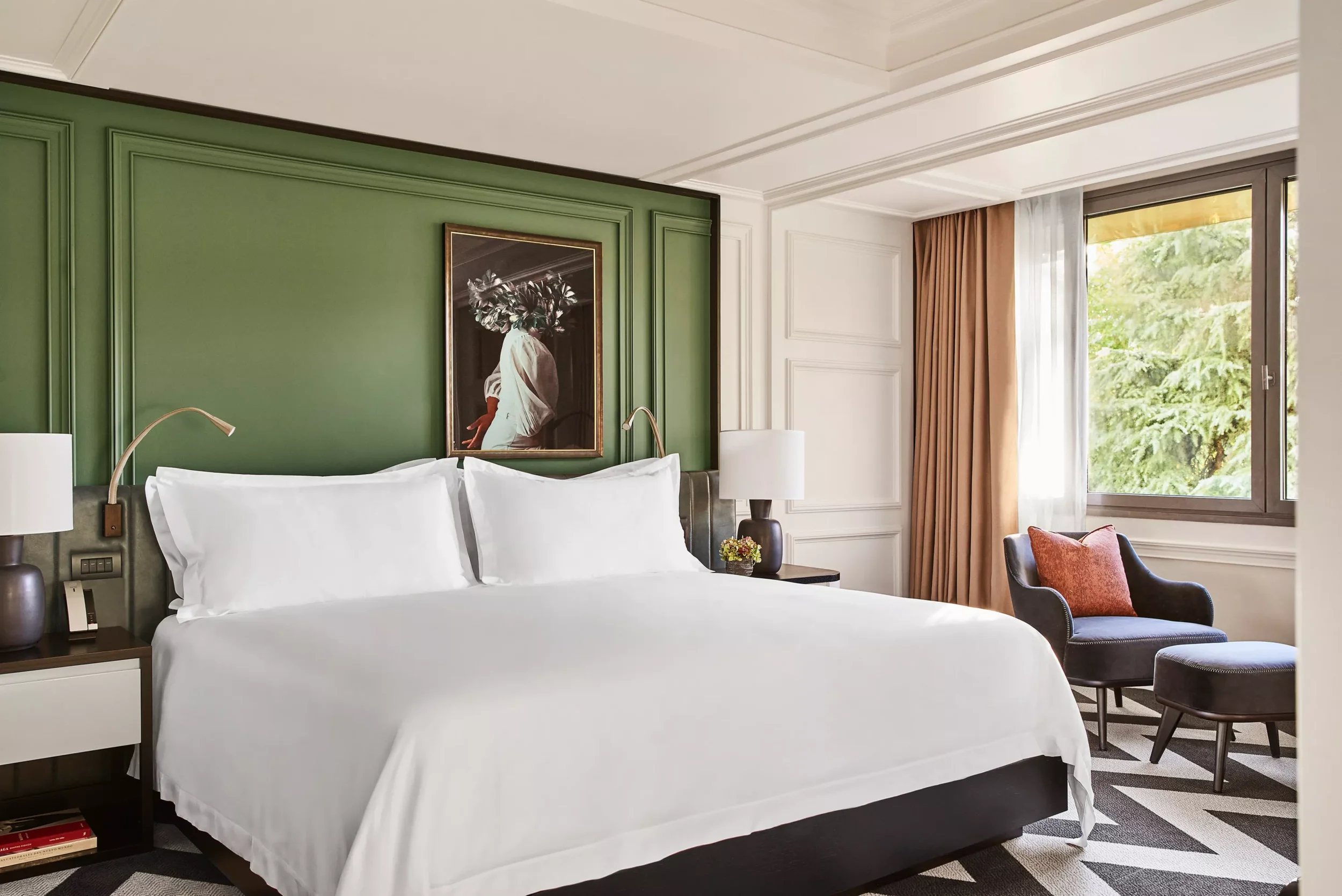 RWVMM_ACCOMODATION_VillaMagnaSuite_Bedroom (2).webp
