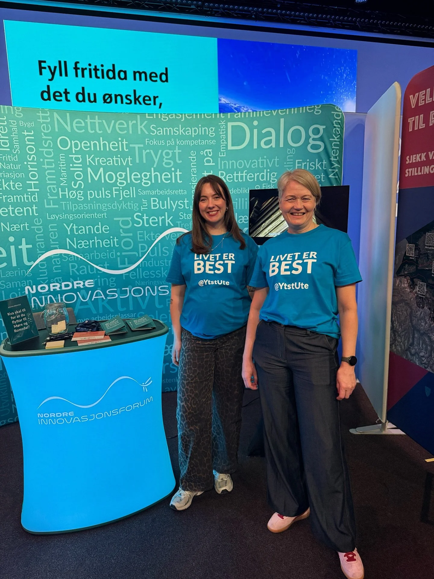 Kjekt at s&aring; mange kom innom standen v&aring;r p&aring; @blimedhit i Oslo i g&aring;r! Vi er veldig glade for &aring; h&oslash;yre at interessa for ei karriere og eit liv p&aring; Sunnm&oslash;re er stor, b&aring;de blant studentar og yrkesaktiv