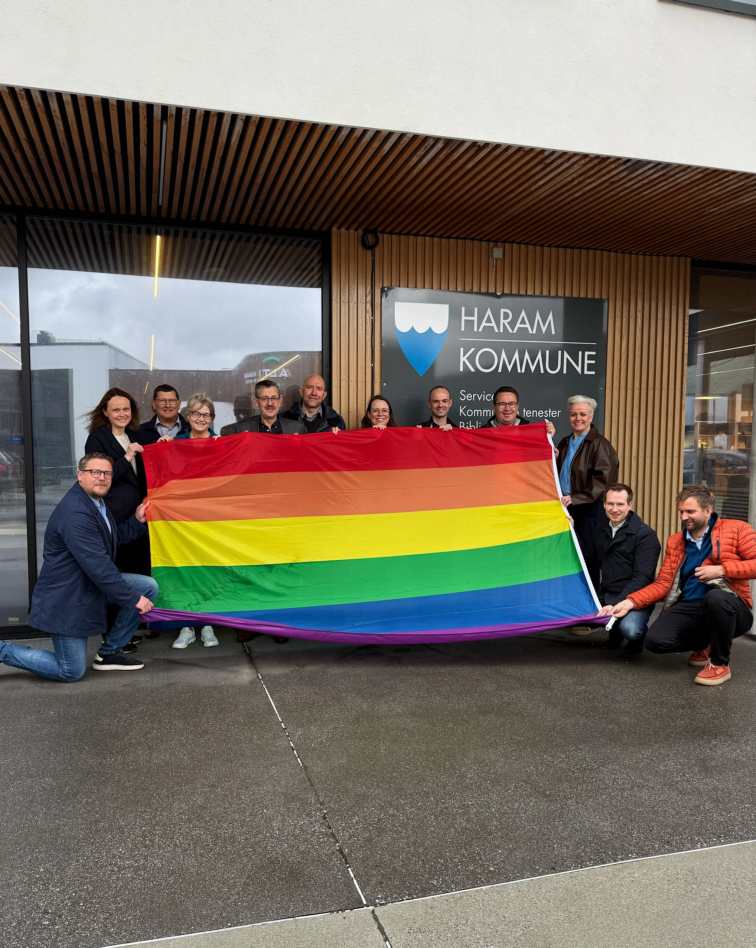 I dag fekk vi vere med n&aring;r ordf&oslash;rar Vebj&oslash;rn Krogs&aelig;ter og kommunedirekt&oslash;r Anders Norvald Hammer heisa regnbogeflagget utanfor tenestehuset i Brattv&aring;g 🏳️&zwj;🌈🥳

Flagget signaliserar at Haram er ei kommune for 
