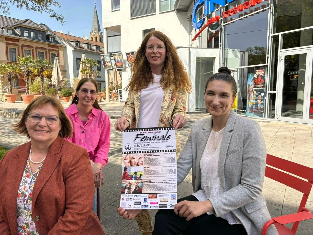 Vorstand FV Frauenhaus Bad Kreuznach v. l. n. r.:  Gerlinde Huppert-Pilarski, Carole Dilly, Annette Hahn-Kanzler, Vanessa Haidn mit
Plakat Veranstaltung Feminale 2024, Veranstaltungsort: Cineplex Bad Kreuznach.