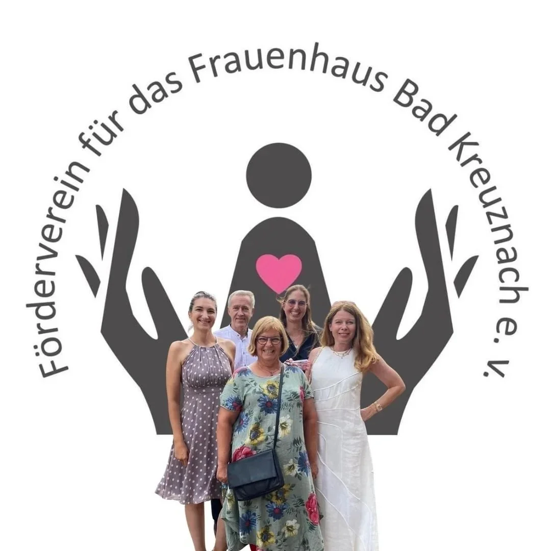 Gruppenfoto von fünf Frauen vor einem Logo mit einem stilisierten schwarzen Menschen, der von zwei Händen gehalten wird, und einem pinken Herz auf der Brust, mit einem Kreis aus Text, der auf Deutsch 'Förderverein für das Frauenhaus Bad Kreuznach e.V.' lautet.