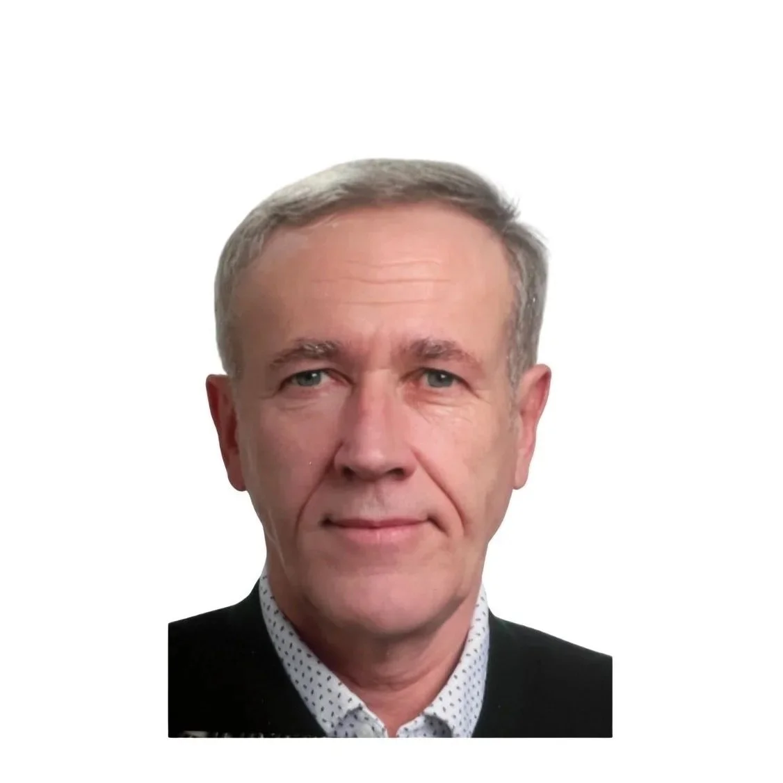 Porträt eines älteren Mannes mit kurzen, grauen Haaren, blauen Augen, in einem schwarzen Blazer und weißem Hemd mit gepunktetem Muster, vor weißem Hintergrund.