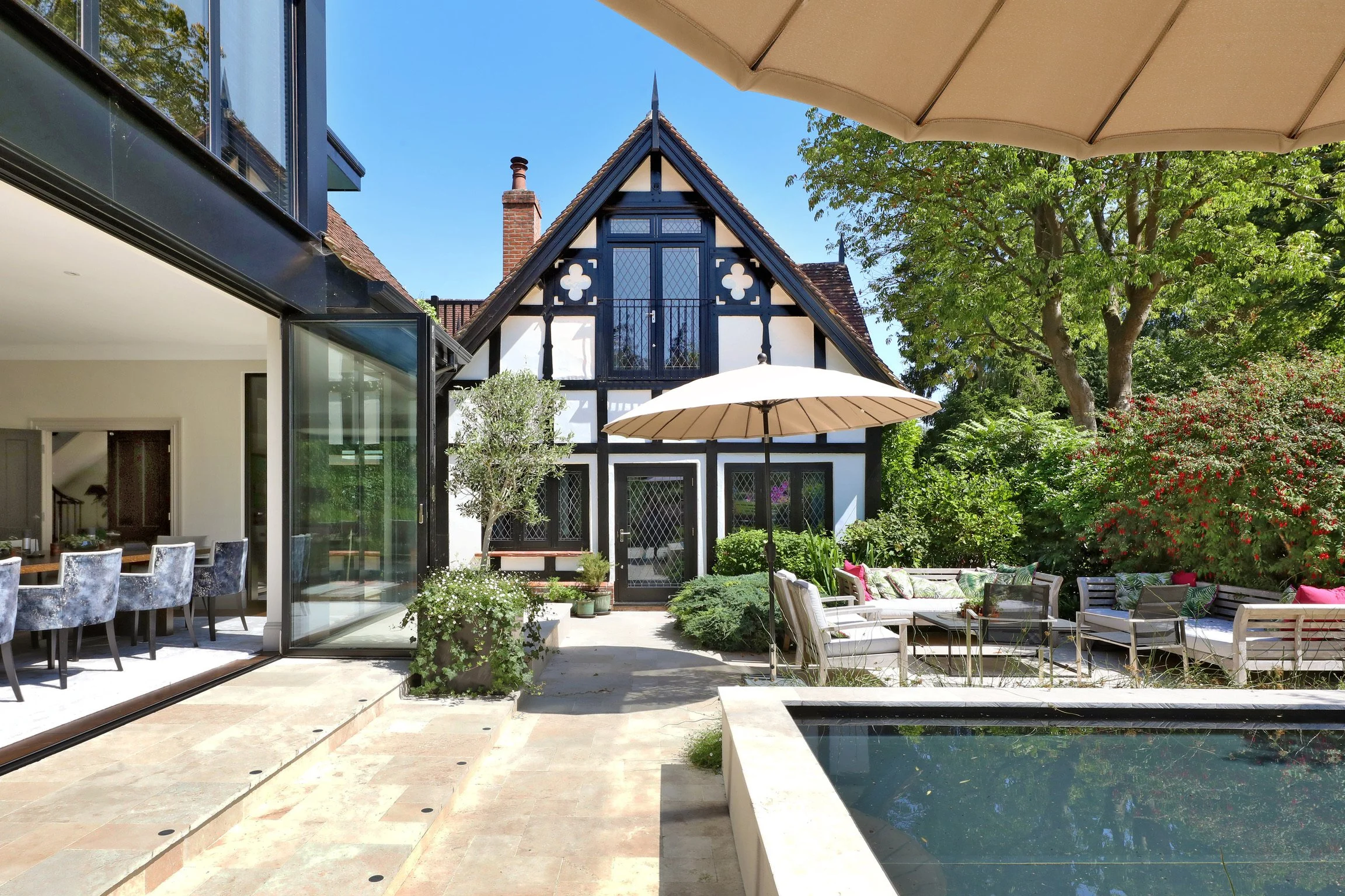 The patio with table and sofas (south facing) 