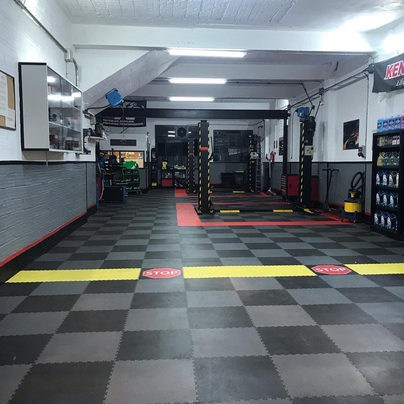 suelo-losetas-pvc-Modulfix-taller-coches.jpg