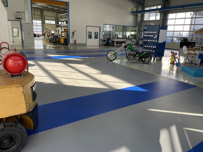 suelo-industrial-resistente-limpio-tipo-epoxi-en-losetas-Modulfix.jpg