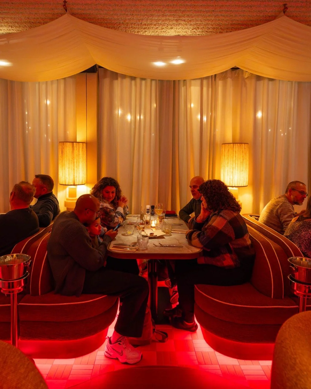 Take a seat...
Open van Woensdag tot en met Zondag voor lunch, borrel en diner!