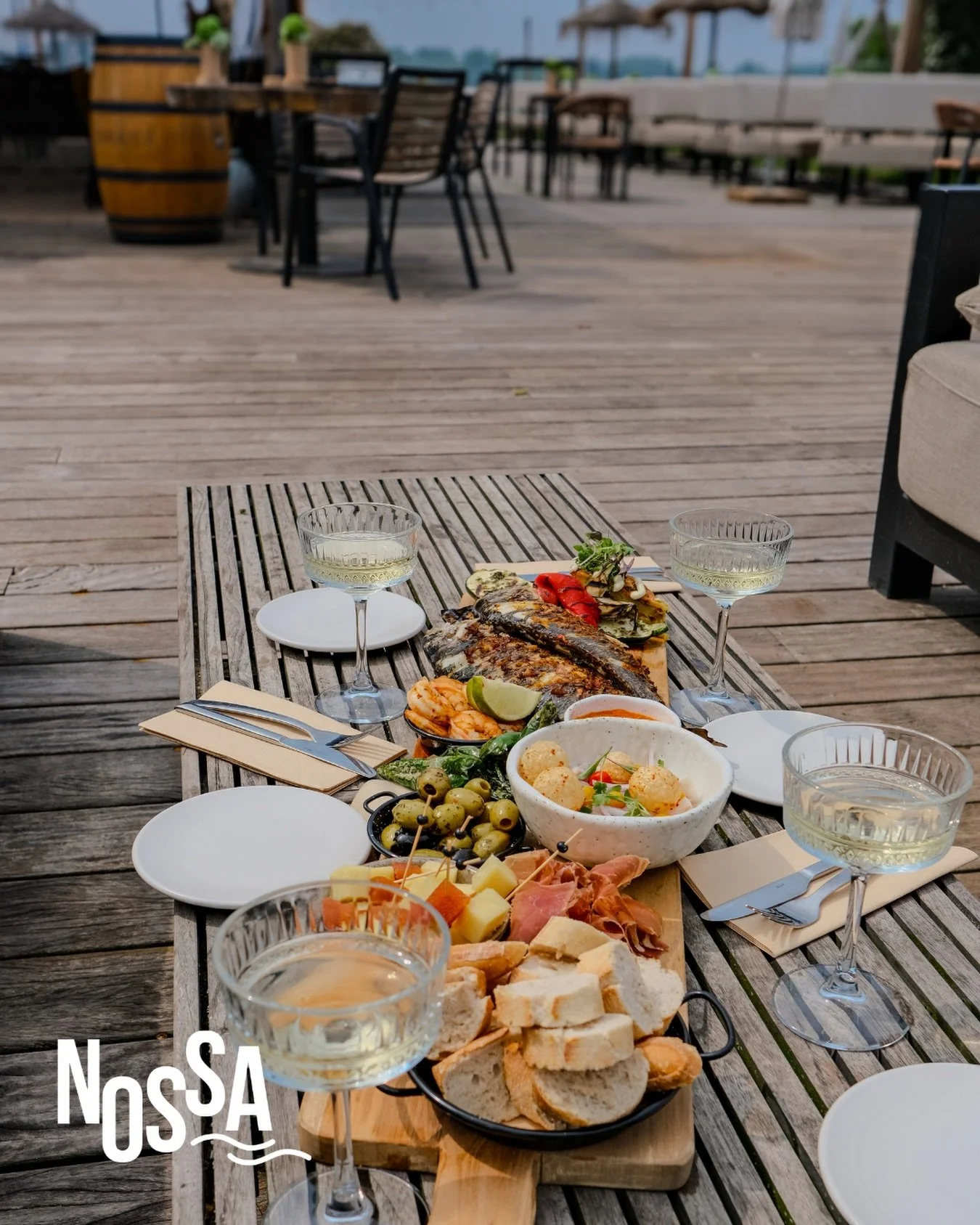 Er zijn nog maar een paar tafels beschikbaar voor Moederdag👩🏼!
Ontbijt, lunch of diner? Wij zorgen er voor dat het een succes wordt en trakteren mama op het eerste glas bubbels🥂!
Bestel deze heerlijke Moederdag plank vanaf 4 personen en laat je ve