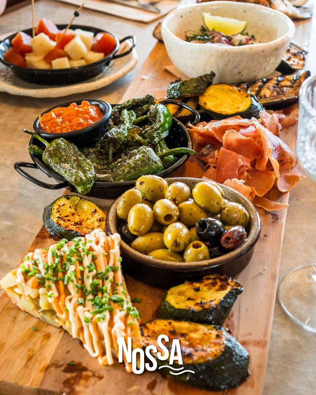 SHARE THE MOMENT, and maybe the plate?😋
Ga je voor een lekker broodje voor de lunch, een uitgebreid diner, of wordt het toch gezellig delen tijdens een borrel...
Wat de gelegenheid ook is, bij Nossa ben je aan het juiste adres😉