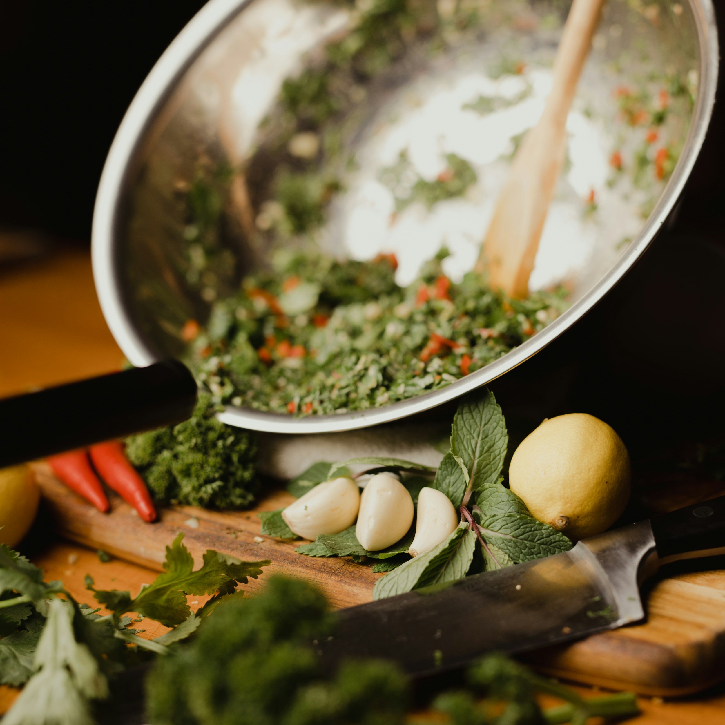 Walking dinner Rotterdam | Bereide Chimichurri met stukjes knoflook, peper