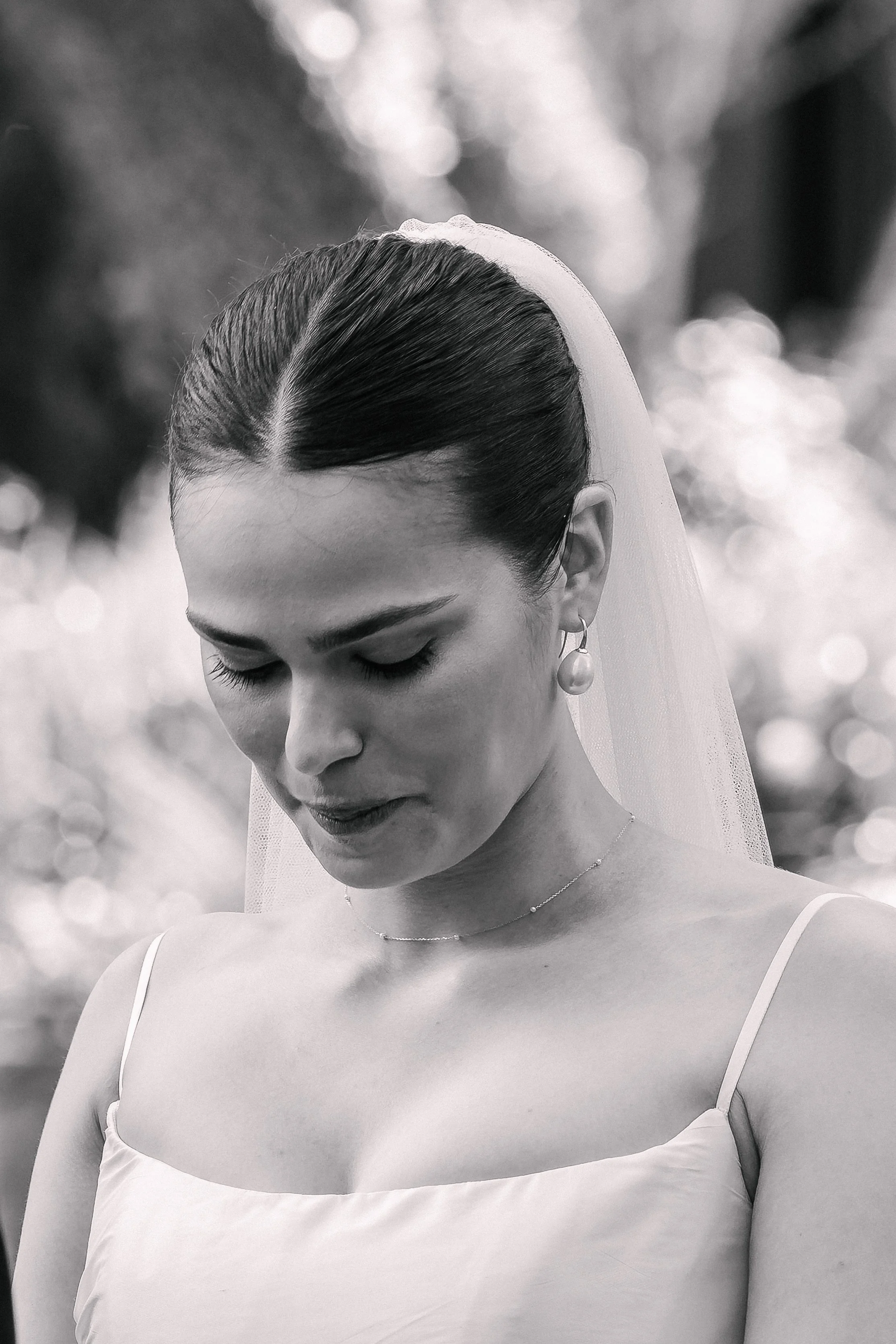 Photo de la mariée en noir et blanc concentrée sur ses émotions le temps d'une cérémonie laïque en Provence près d'Avignon.