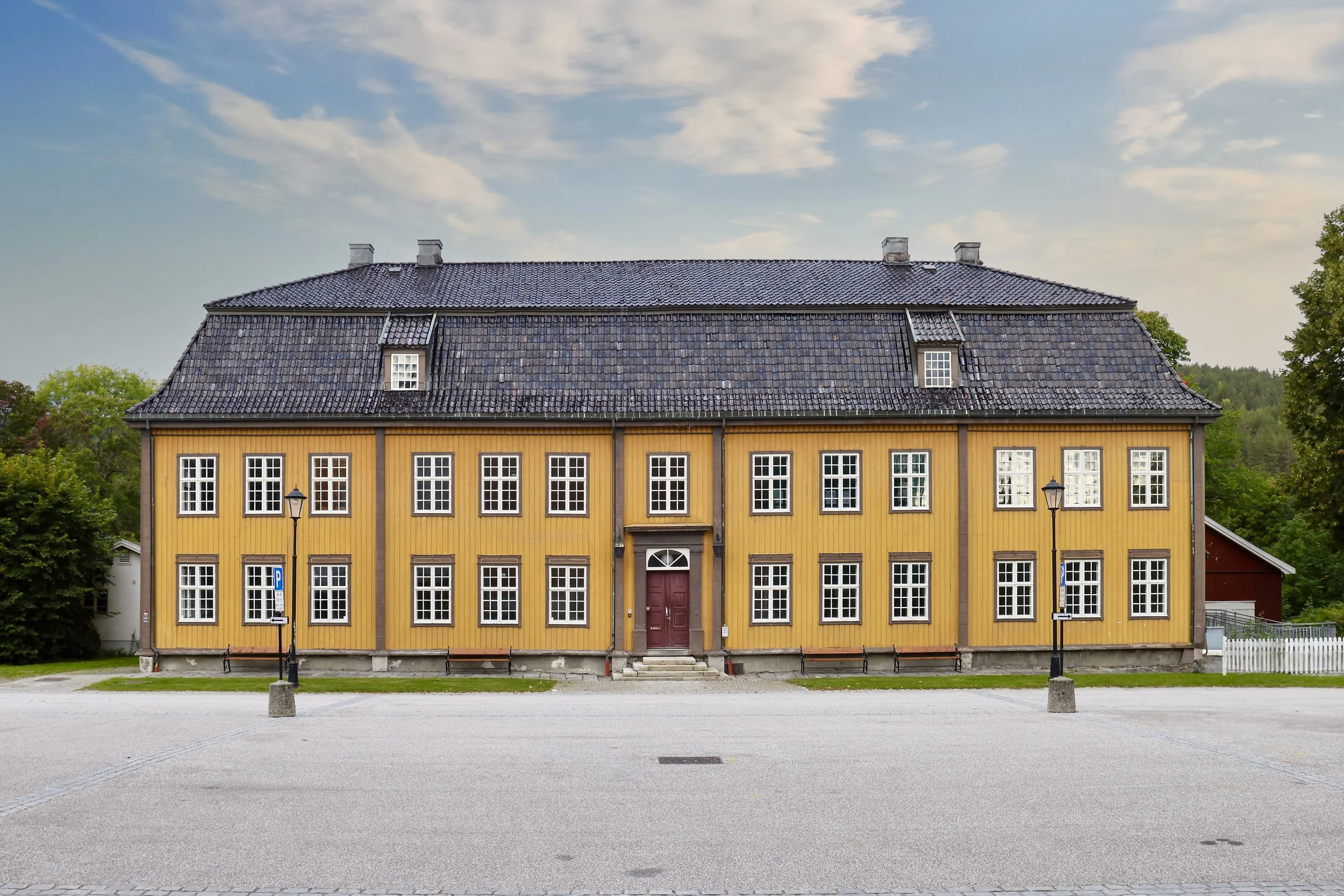 Det gule bygget, Bergseminaret, sett forfra med hovedinngangen midt i bildet.