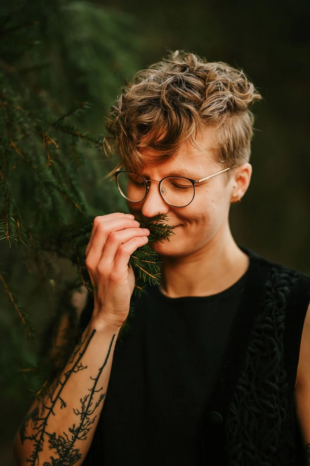 Luonto- ja terveysmetsäopas ohjaamassa luontokokemusta.