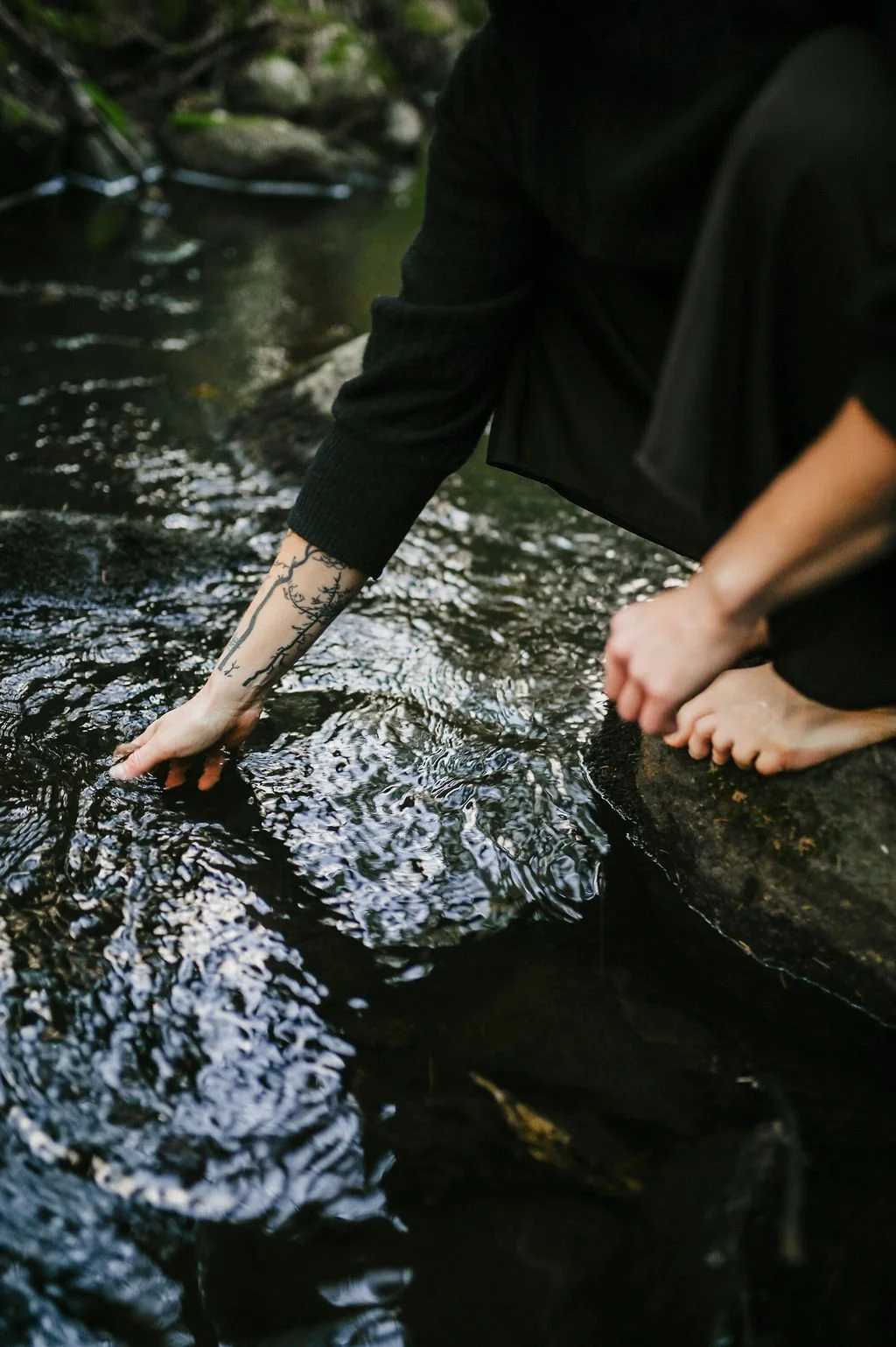 Pysähtyminen luonnon rytmiin kehon ja aistien kautta.