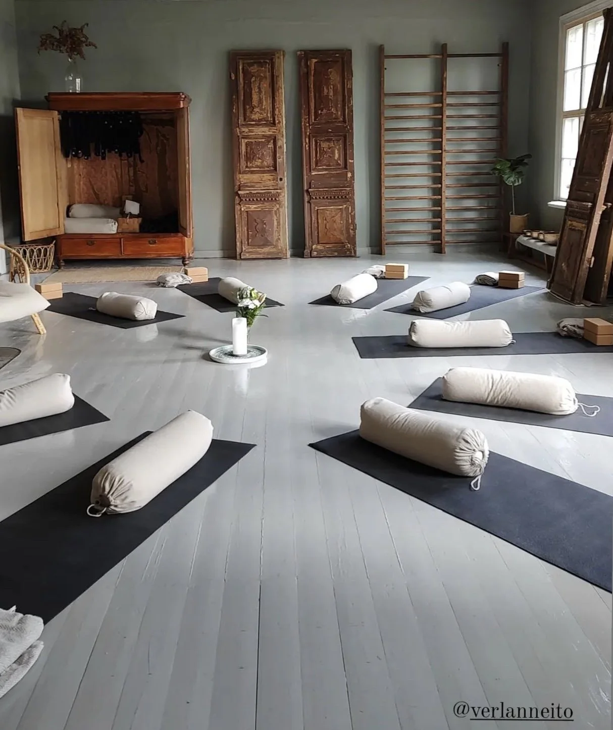 Joogaa luonnon äärellä Verlan retriittikodissa.