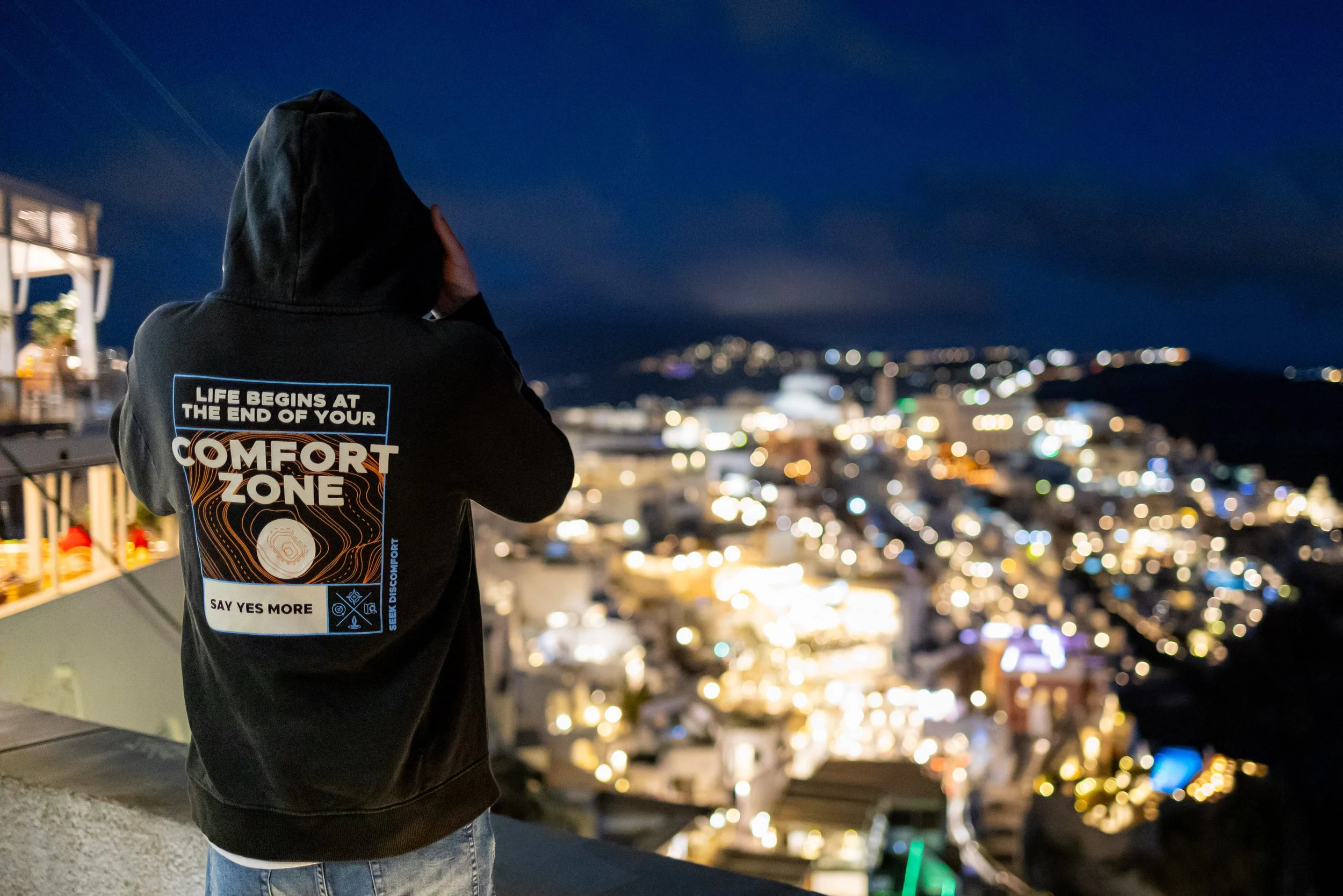 Já s černou mikinou a kapucí, na které je napsaný. Life begins at the end of your comfort zone. Say Yes more.