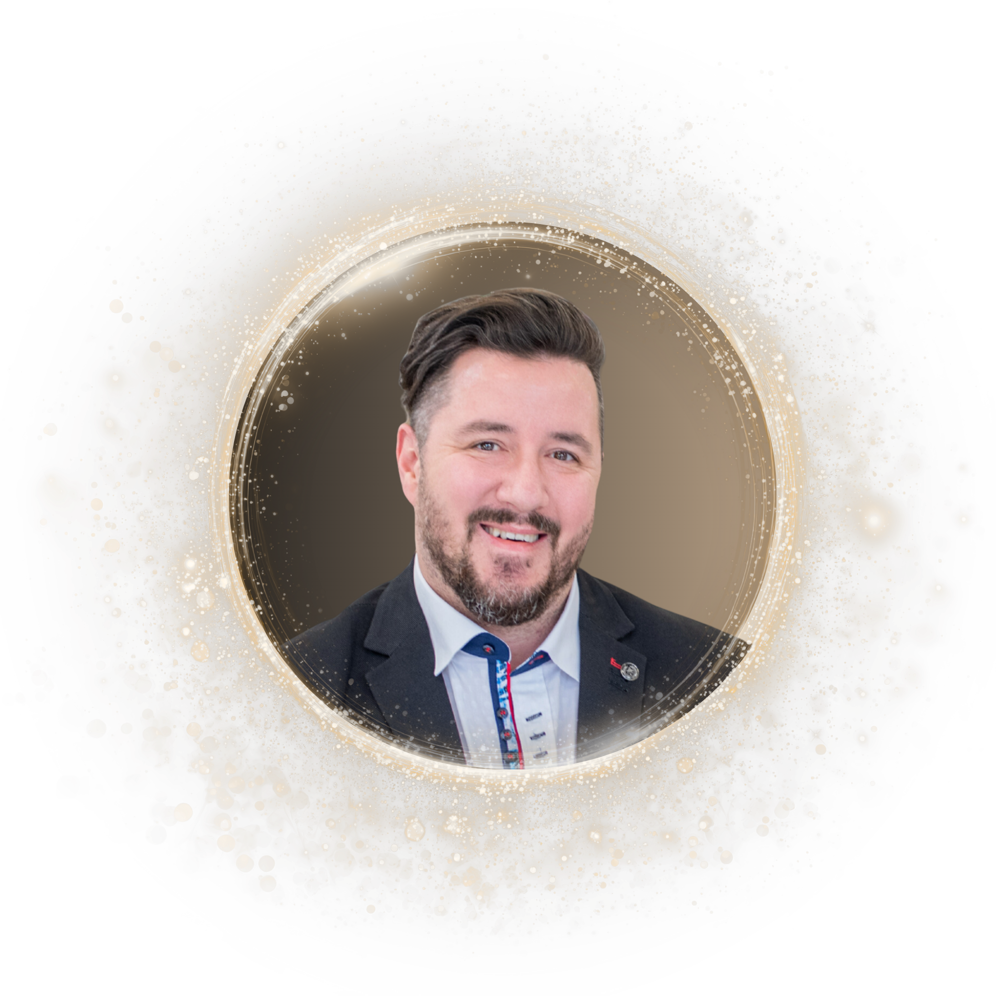 Portrait d'un homme souriant, portant une veste sombre et une chemise blanche, entouré d'un effet lumineux doré scintillant.