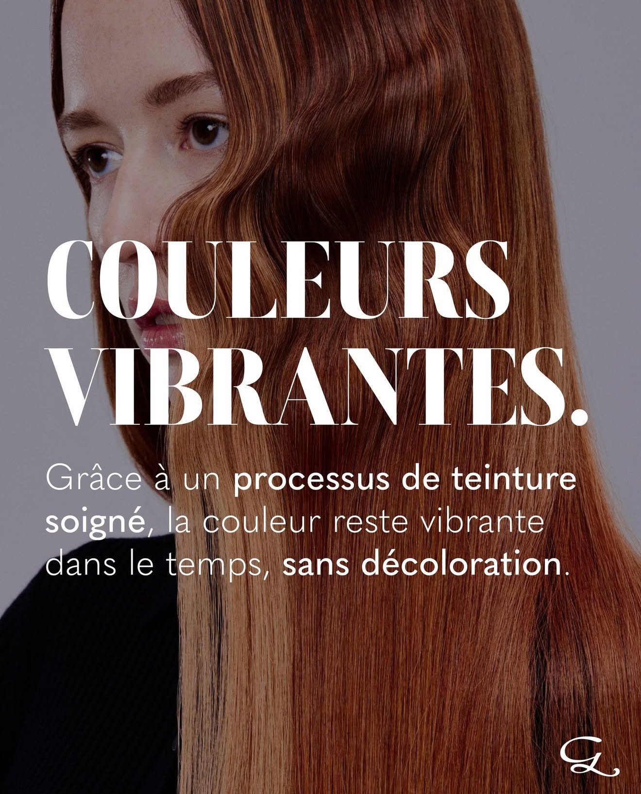 Une femme avec de longs cheveux roux brillants et lisses, avec du texte en français sur un fond gris clair.