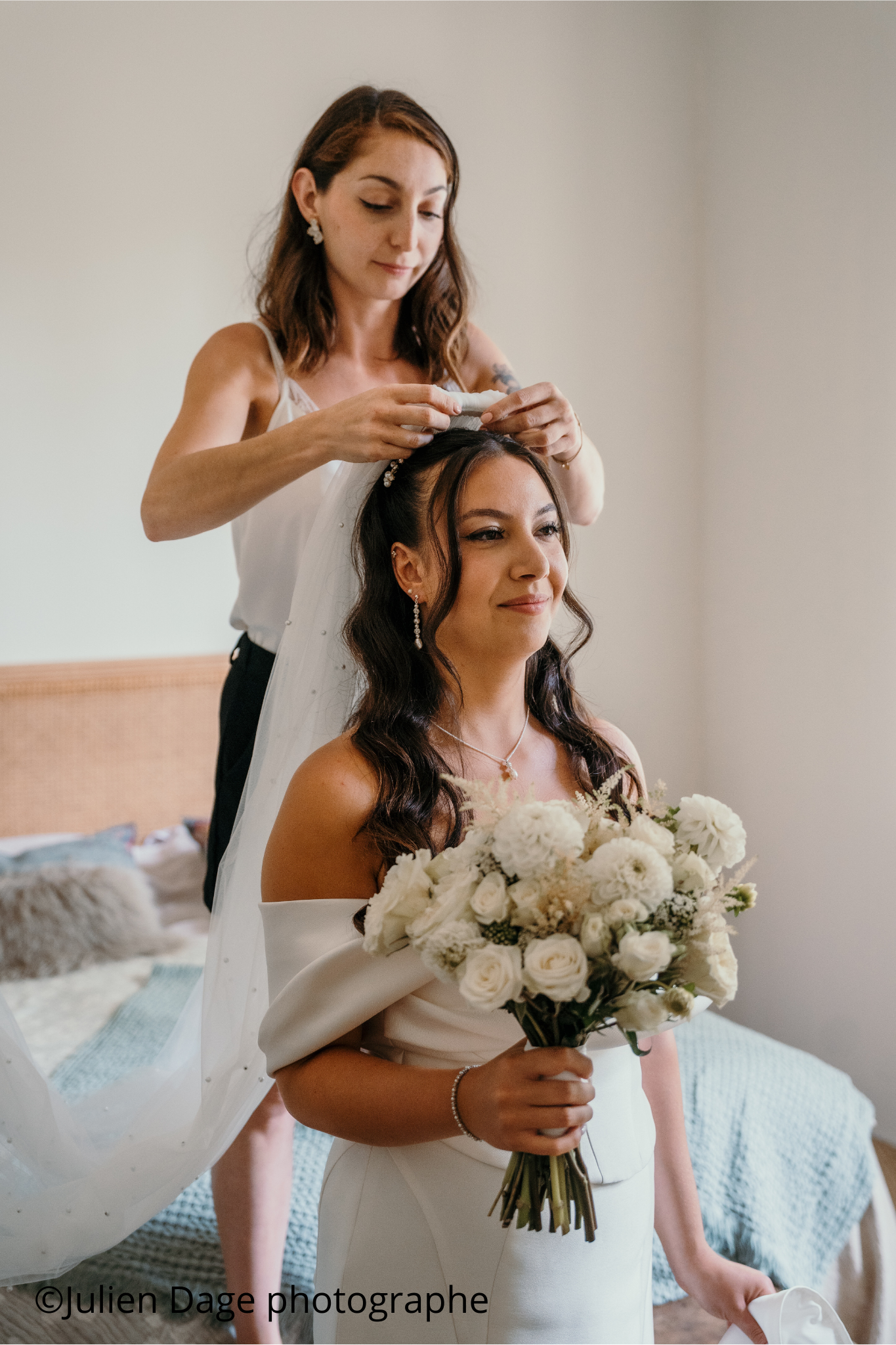 Mariée se faisant poser son voile par sa coiffeuse