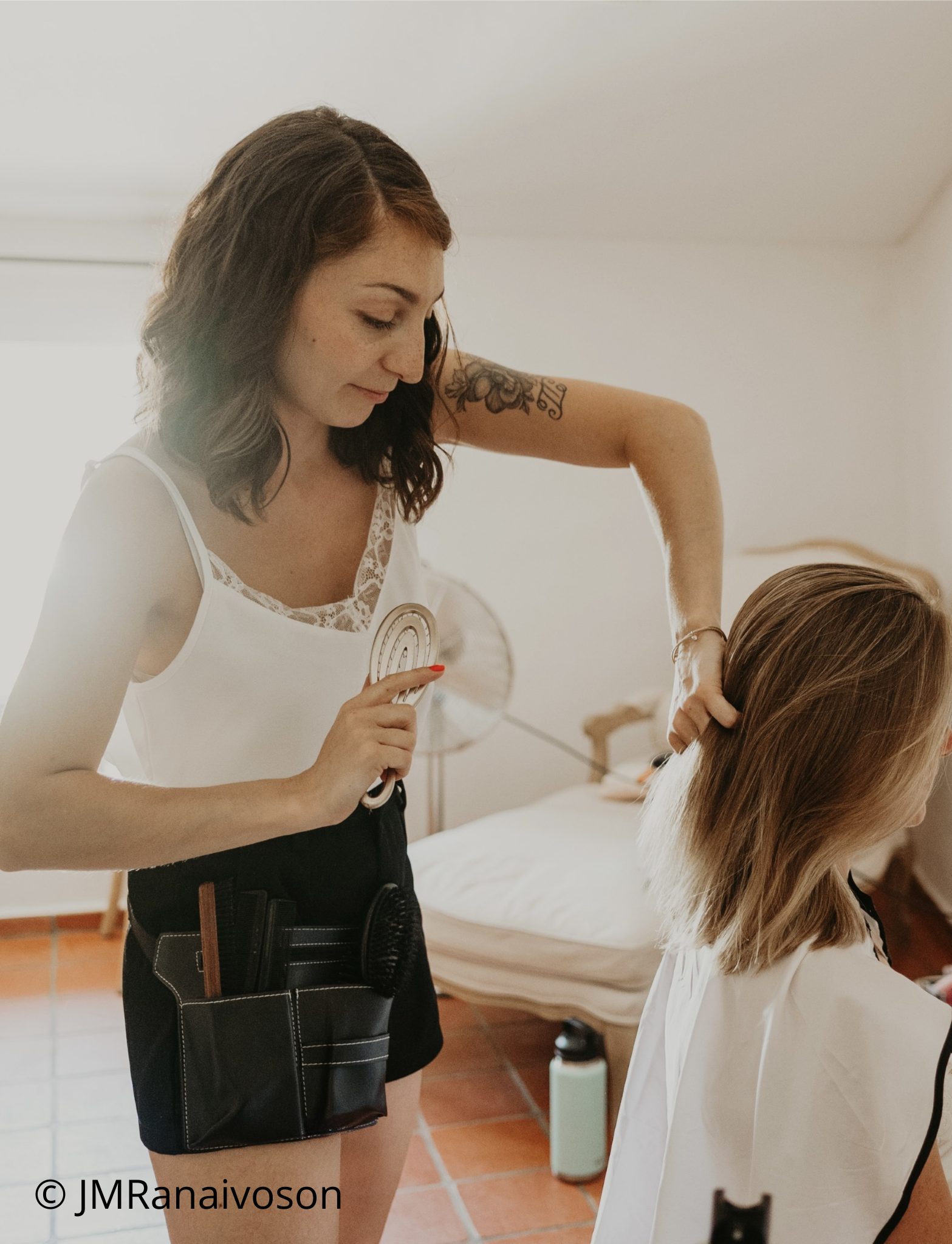 coiffeuse qui fait un diagnostic capillaire à sa cliente