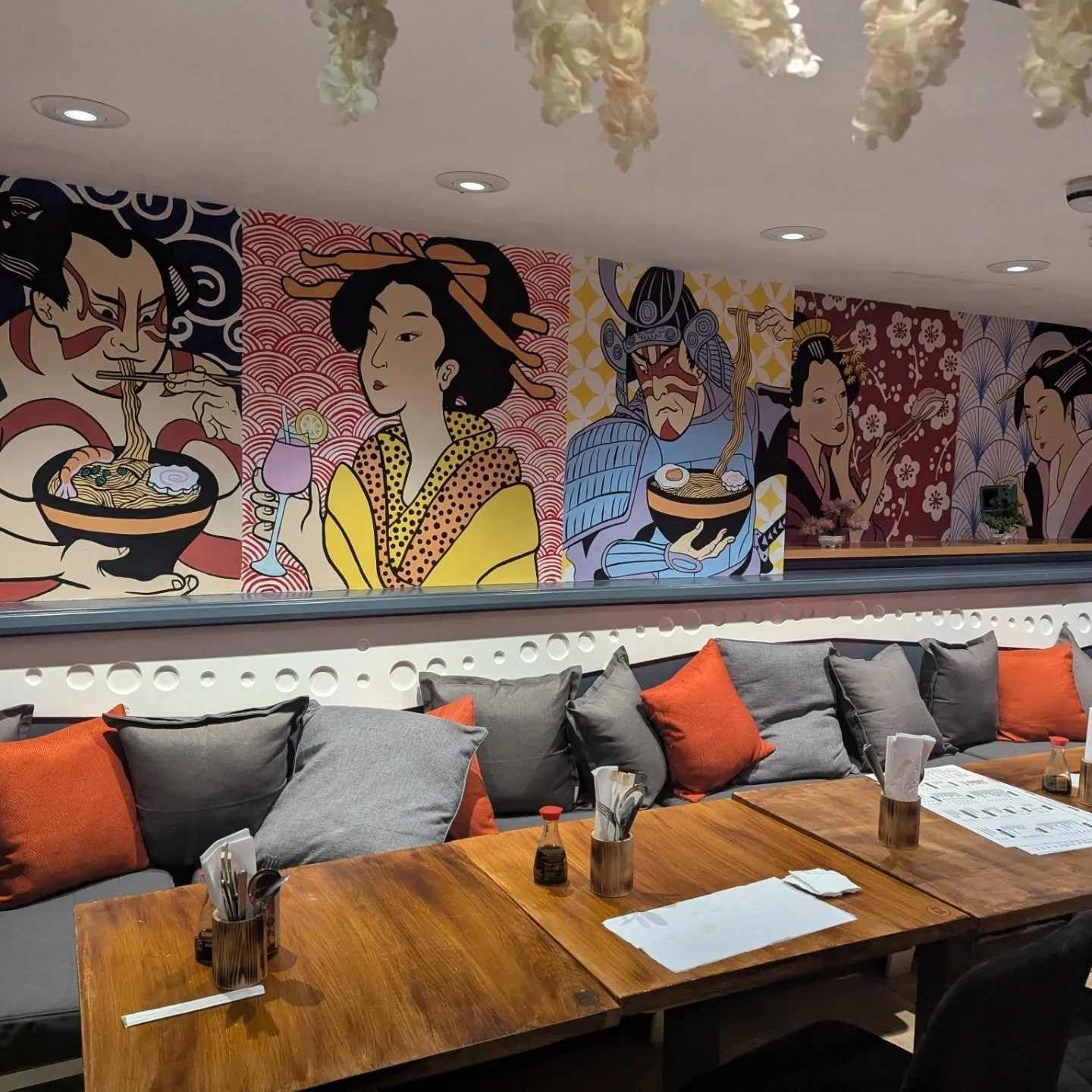 Recognise this? I painted it! 🎨 

One year ago, @baotothebroth opened the new extension and asked me to paint a huge mural to decorate the walls!

It was an amazing project to work on and I am still so proud of the result! It's so lovely seeing it t