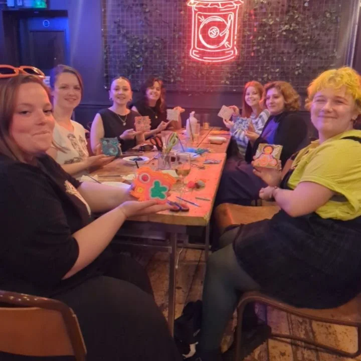 I had such a busy week last week! 💥 And loved it! 

We had a lovely session last Tuesday at @thejamfac
for Craft Club where we made yarn paintings! A smaller table meant lots more group conversations 

I had two kids Easter workshops go ahead at @ca