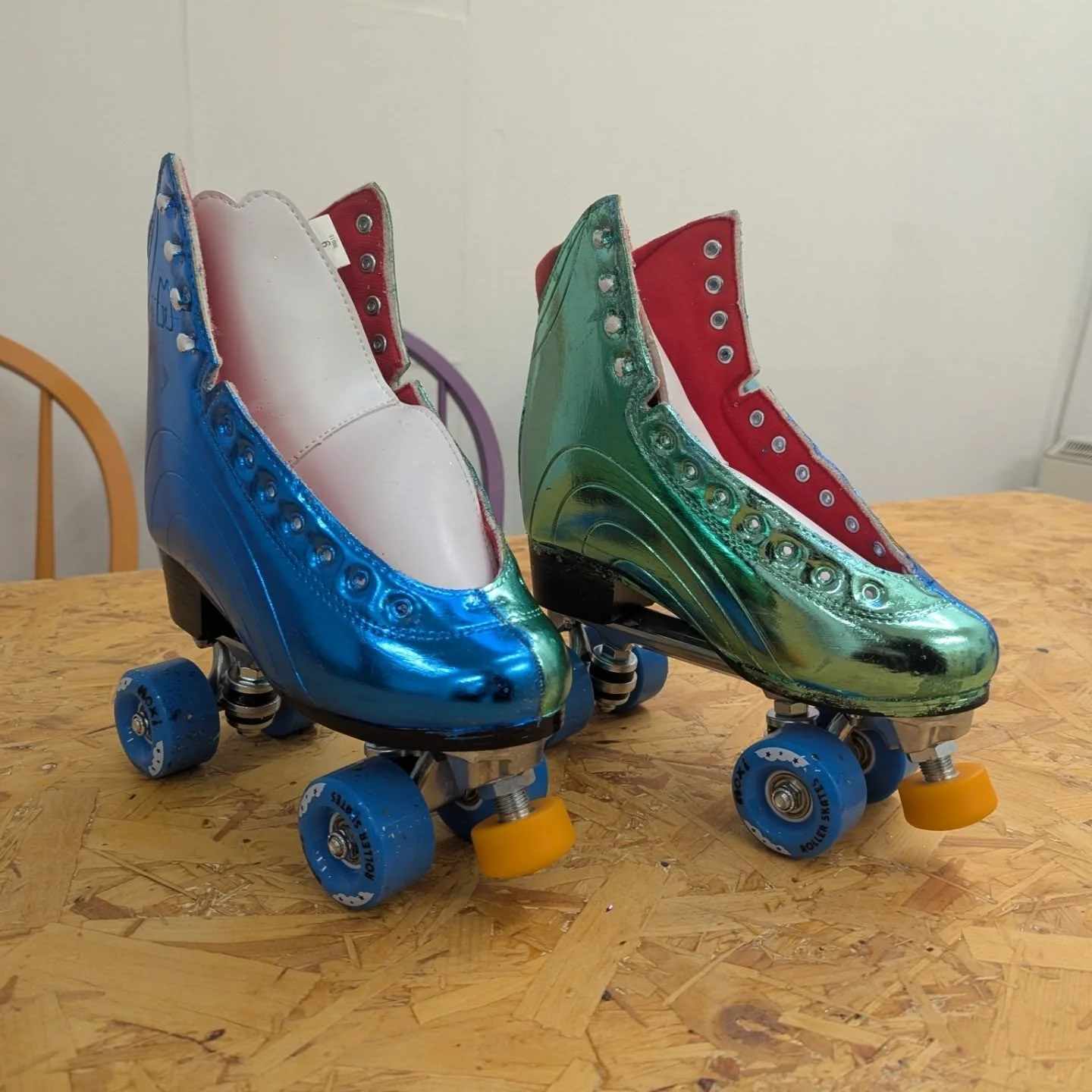 Whether it's shoes, boots, bags or rollerblades, you can bring your leather /fake leather items along to our Shiny Shoes workshop THIS SUNDAY to transform them into stunning metallic masterpieces! ✨💖

Choose your favourite colours from the range of 
