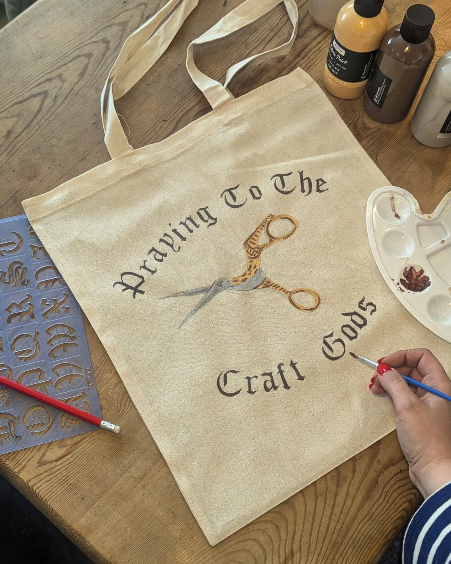 🎨 Craft workshops at @globeathay 🎨

Join us to paint your own festival tote bag!

Sat 23 May 10.30-12.30
Wed 27 May 1.30-3.30
Sat 30 May 10.30-12.30

Using a blank cotton bag as your canvas, you can experiment with colours and shapes to create bold