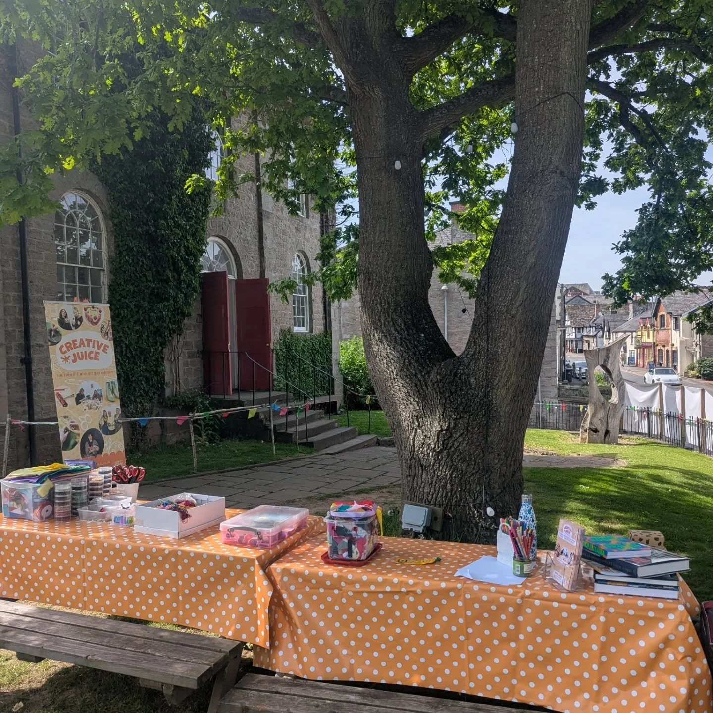 I'm here at Hay!!!! ✨☺️

So excited to get crafting all week under this beautiful oak tree outside @globeathay! 🌳

Workshops will be running every day until Sunday 31st May 🎨✂️ Suitable for adults and children over 8 - under 12s must be accompanied