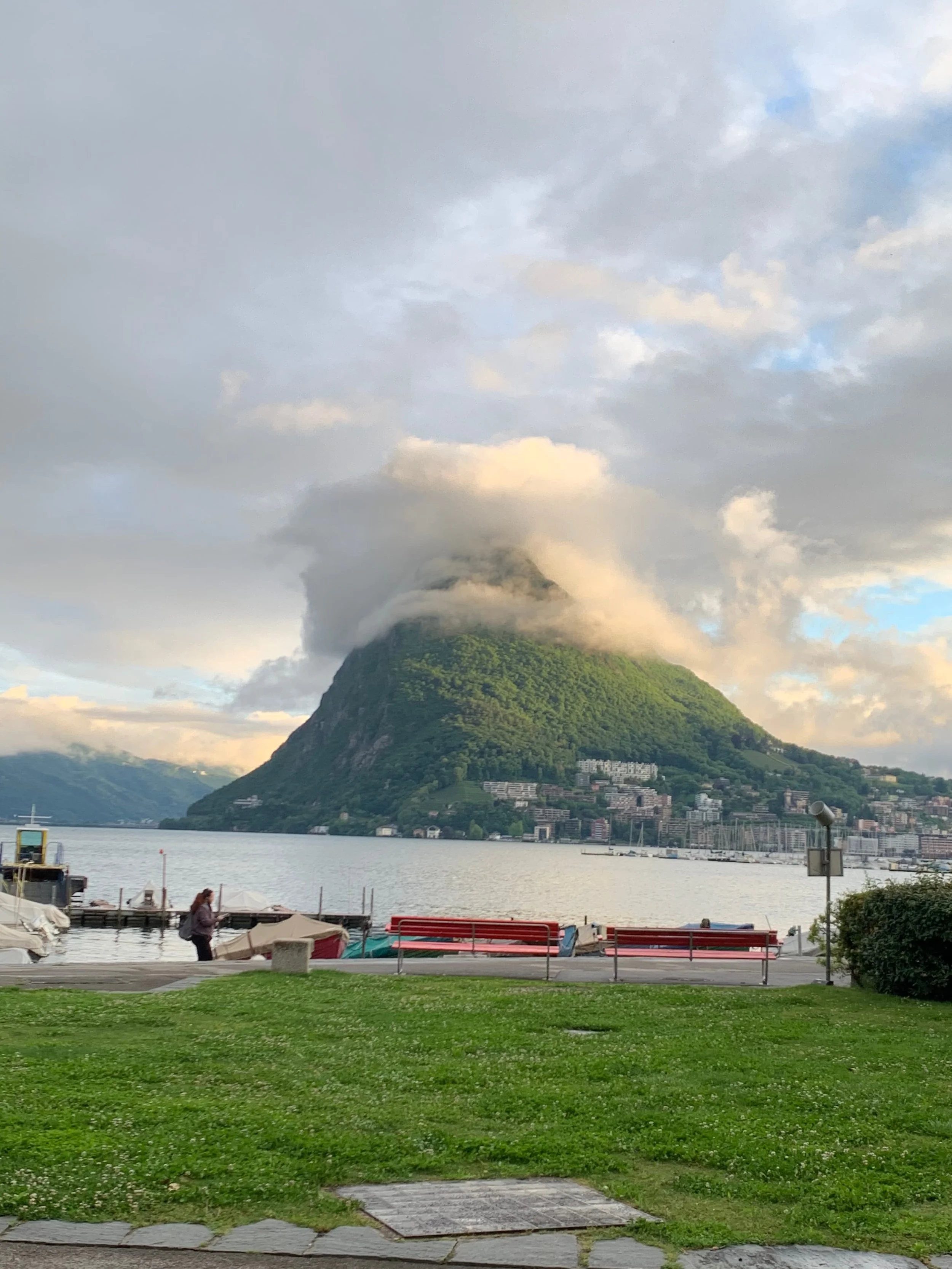 Monte Brè a Lugano tra le nuvole con luce rosata: consulenza strategica per il tuo successo professionale e accademico in Svizzera con Ingryd