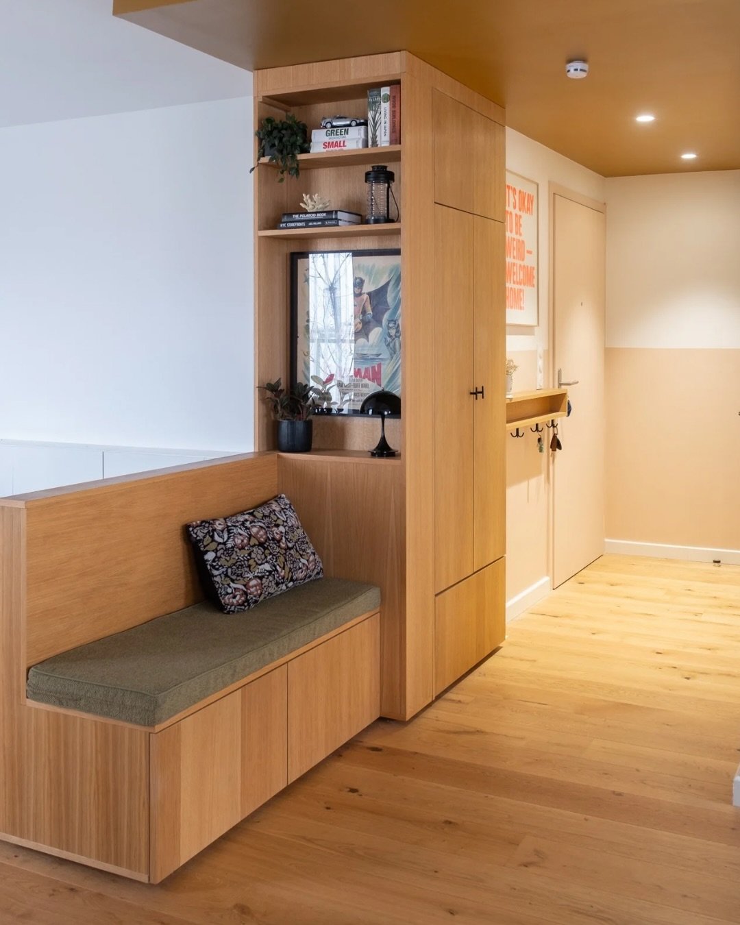 L&rsquo;entr&eacute;e est souvent consid&eacute;r&eacute;e comme un simple espace de passage, souvent n&eacute;glig&eacute;. Et pourtant, c&rsquo;est le seuil entre l&rsquo;ext&eacute;rieur et l&rsquo;intime, le premier contact avec un int&eacute;rie