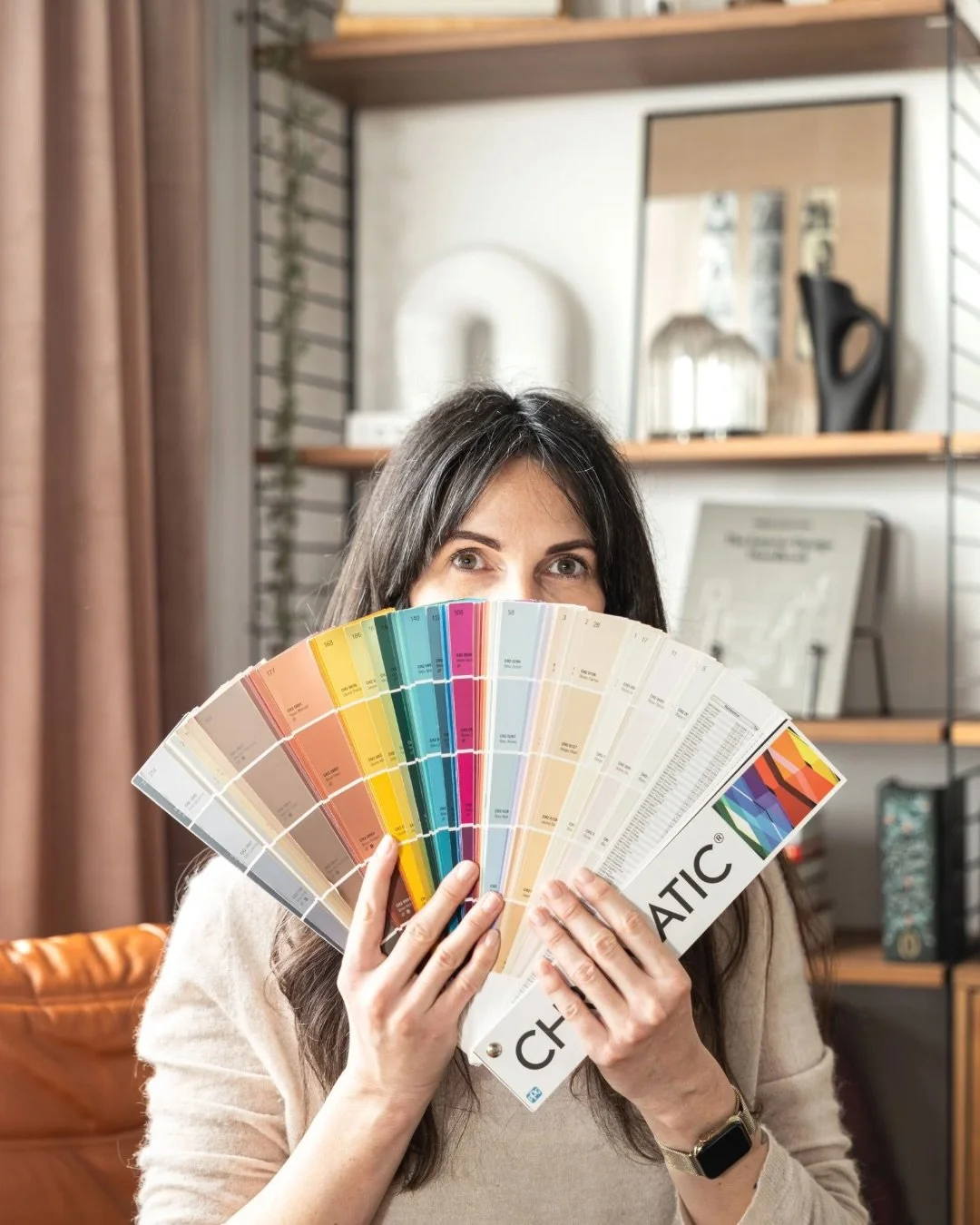 M&ecirc;me si Pantone a d&eacute;cr&eacute;t&eacute; que la couleur de l&rsquo;ann&eacute;e 2026 serait un blanc, cela ne signifie pas la disparition de la couleur dans nos int&eacute;rieurs. Bien au contraire ! 

Le blanc apaise, met en lumi&egrave;