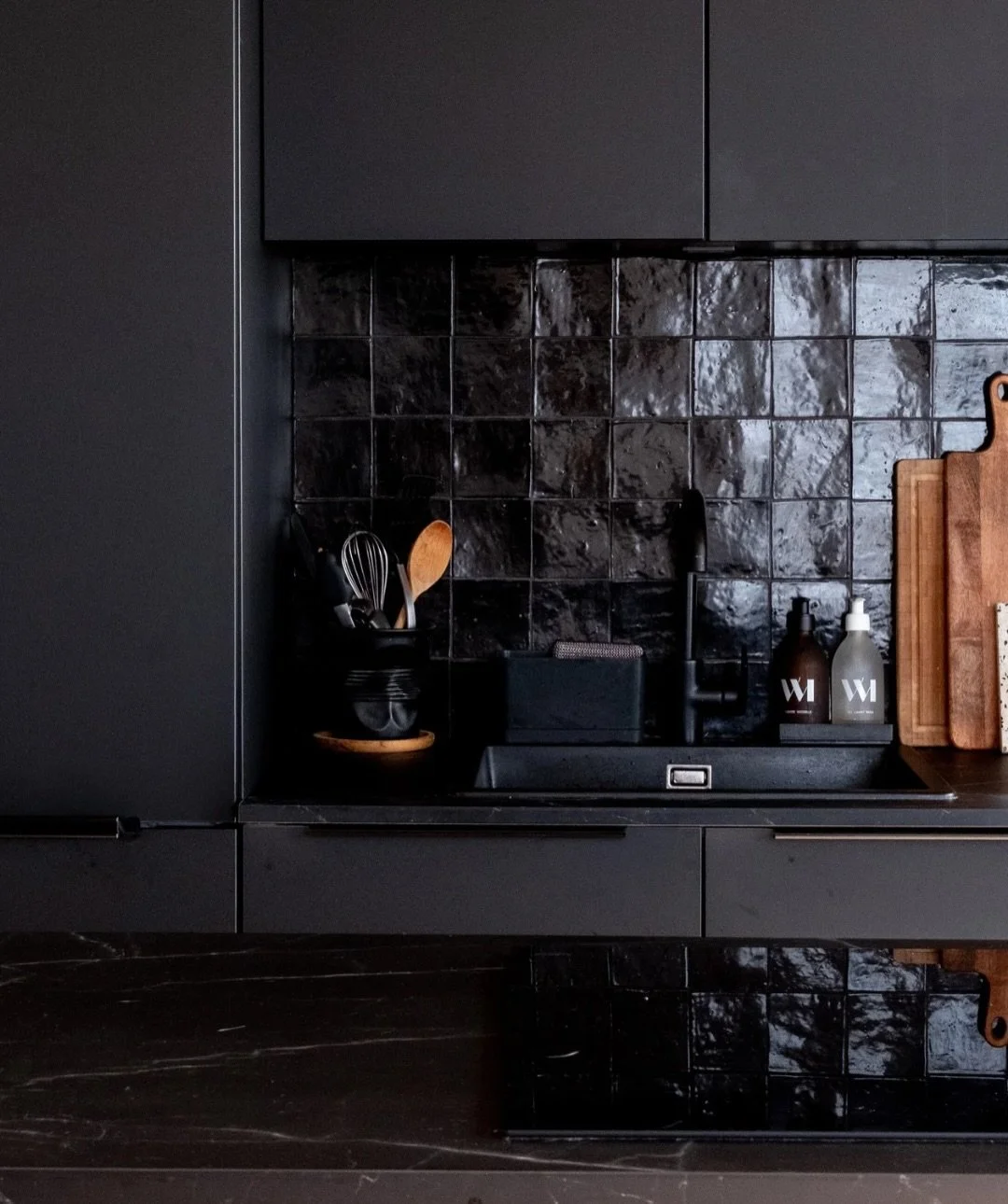 La cuisine monochrome : audacieuse, &eacute;l&eacute;gante et intemporelle. 

Ici, le choix du noir cr&eacute;e une atmosph&egrave;re &agrave; la fois profonde et sophistiqu&eacute;e. Mais pour que la monochromie fonctionne, tout se joue dans le choi