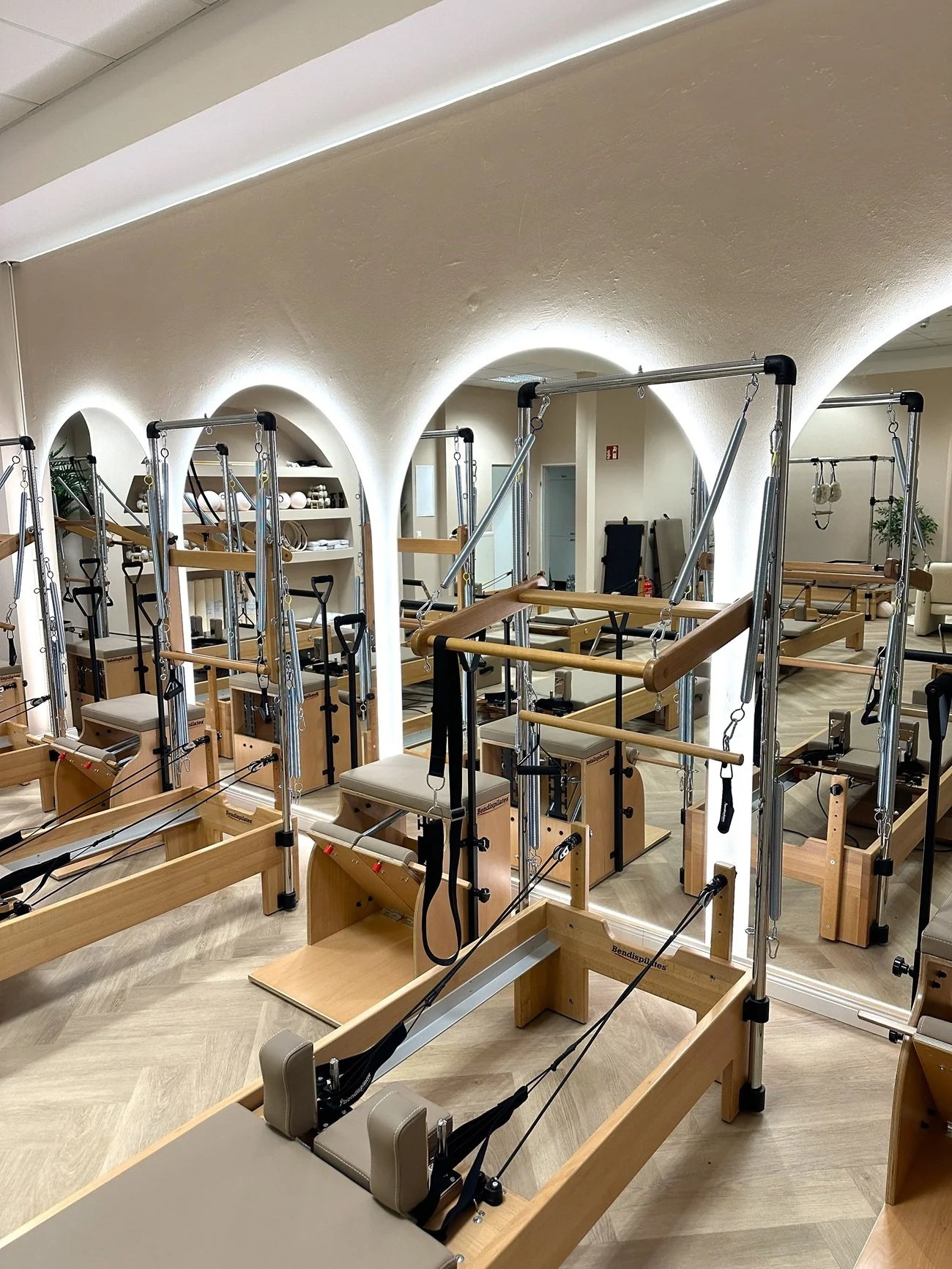Reformer Pilates Kursraum im Studio The Core House in Braunschweig mit Spiegelwand