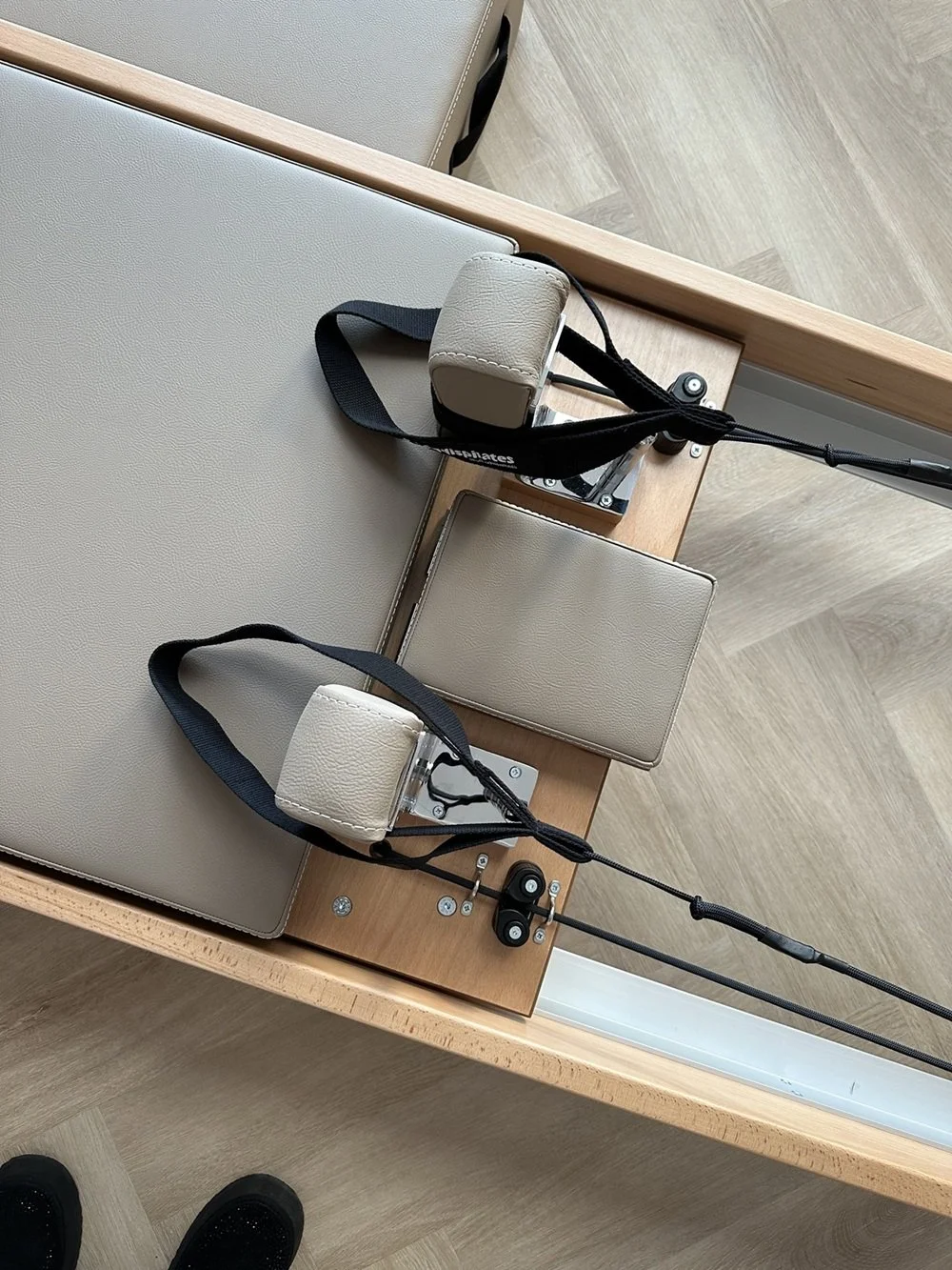 Nahaufnahme eines Reformer Pilates Geräts im Studio The Core House in Braunschweig