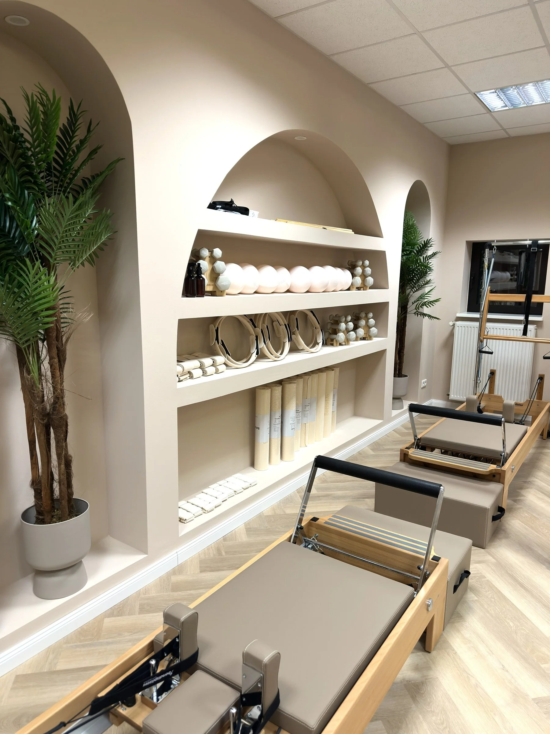 Reformer Pilates Trainingsraum im Studio The Core House in Braunschweig mit modernen Geräten und Pilates Zubehör