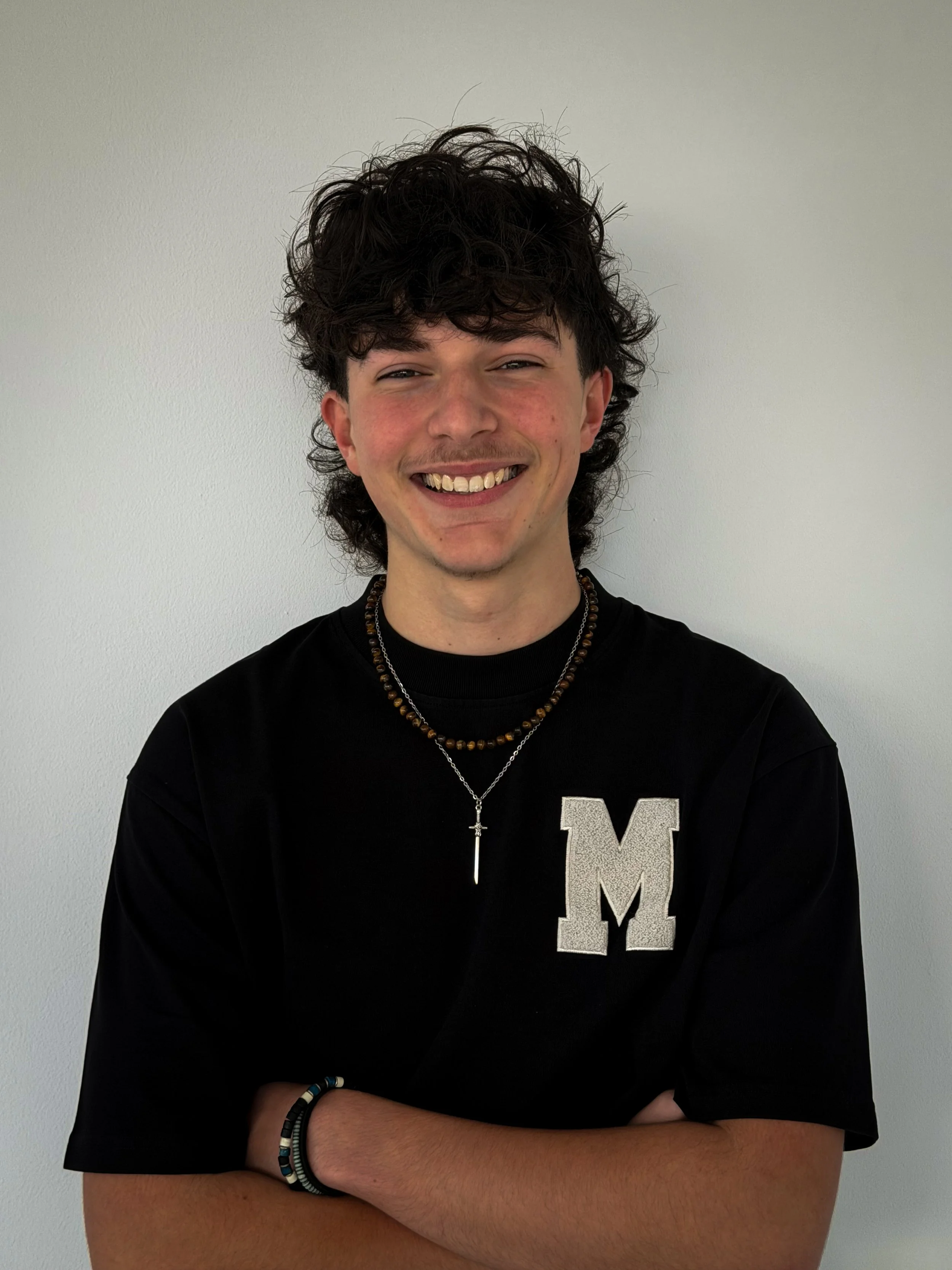Line drawing of a modern, multi-story house with different architectural features, including a sloped roof, large windows, and a garage