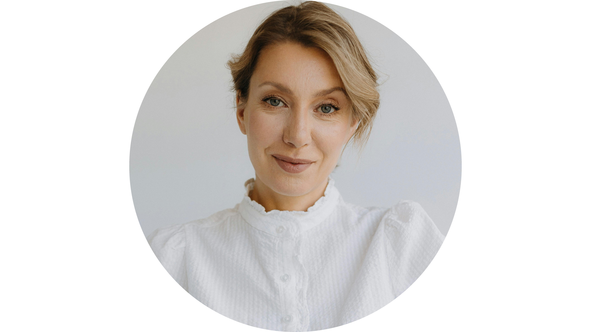 Paper bags with the "Quebabes" logo and packaging, including a box of fries, displayed against a green background.