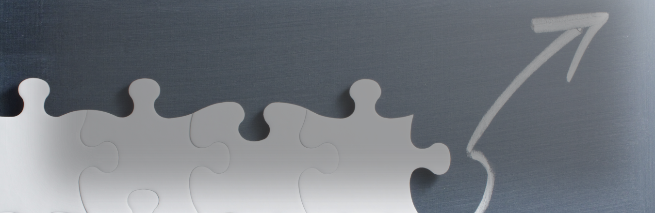 Beyaz puzzle parçası, arka planda gri tahta yüzeye çizilmiş yukarı doğru ok ve eğik çizgi.