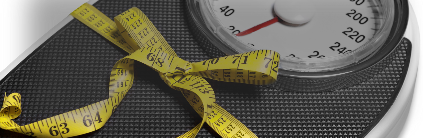 Dijital tartı üzerinde sarı ölçüm bandı ve analog terazin göstergesi.