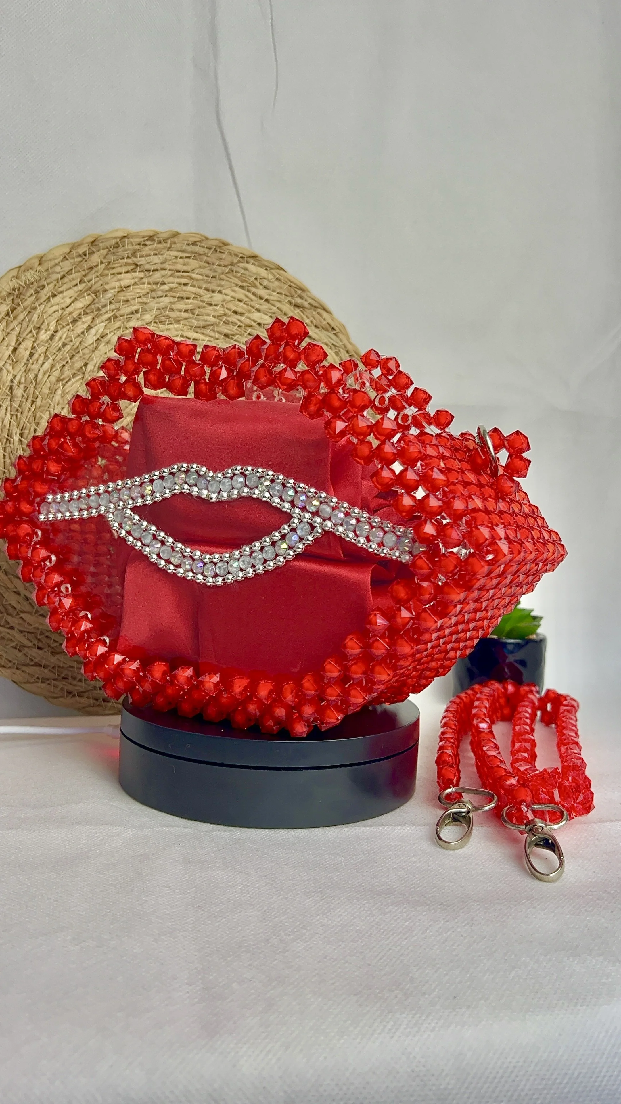 LIP SHAPED BEADED BAG. TRANSPARENT ACRYLIC PLATE LIP BEADED BAG
