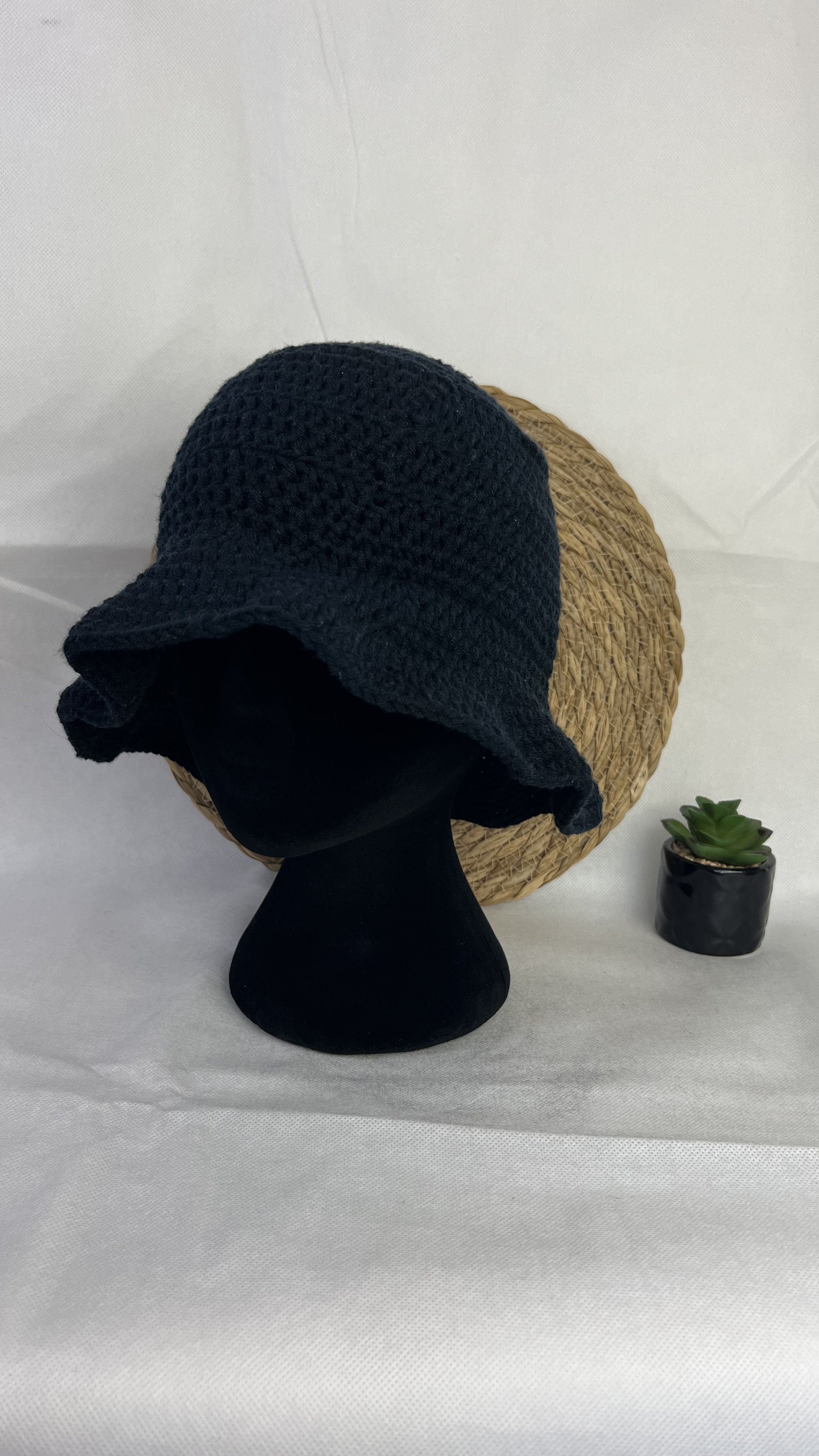 BLACK BUCKET HAT
