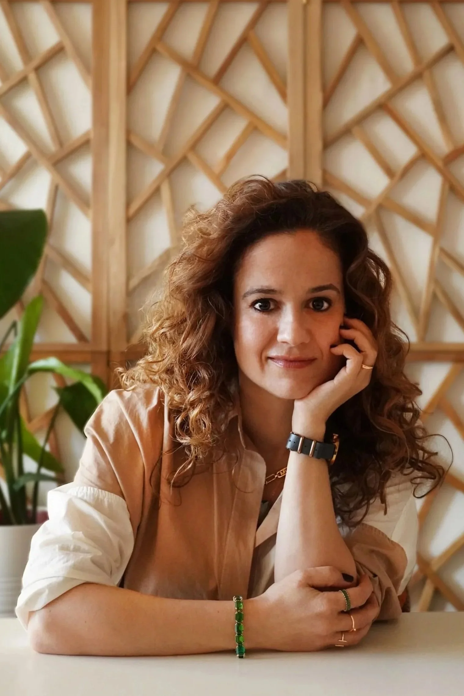 Portrait of Natalia, founder of Studio Abisso, fractional sales leader for B2B SaaS and tech companies