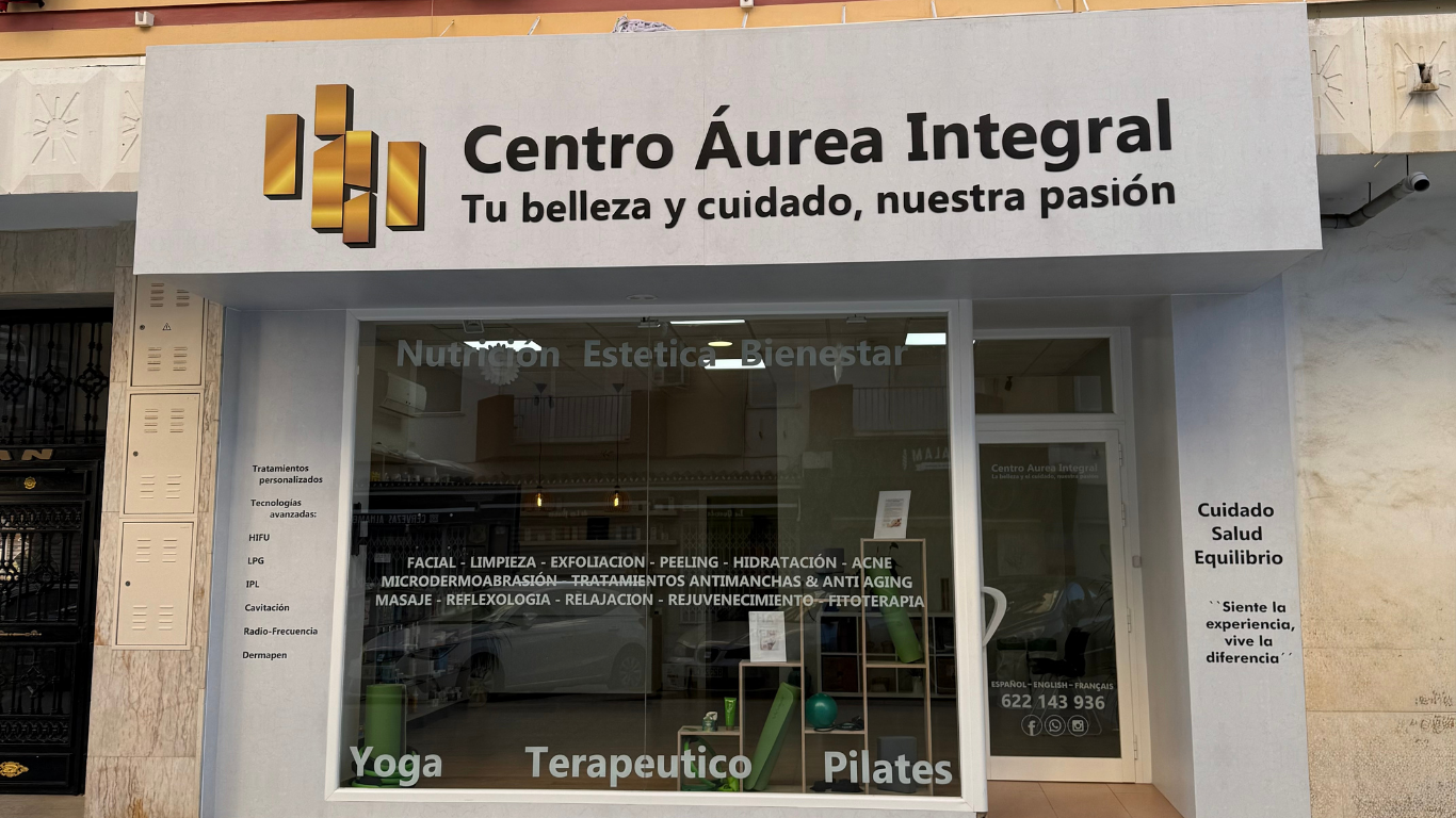 Entrada del centro de estética Aurea Belleza Estética, mostrando un espacio moderno y acogedor, dedicado a tratamientos faciales, corporales y terapias integrales que promueven bienestar, salud y cuidado personalizado del cuerpo y la piel.